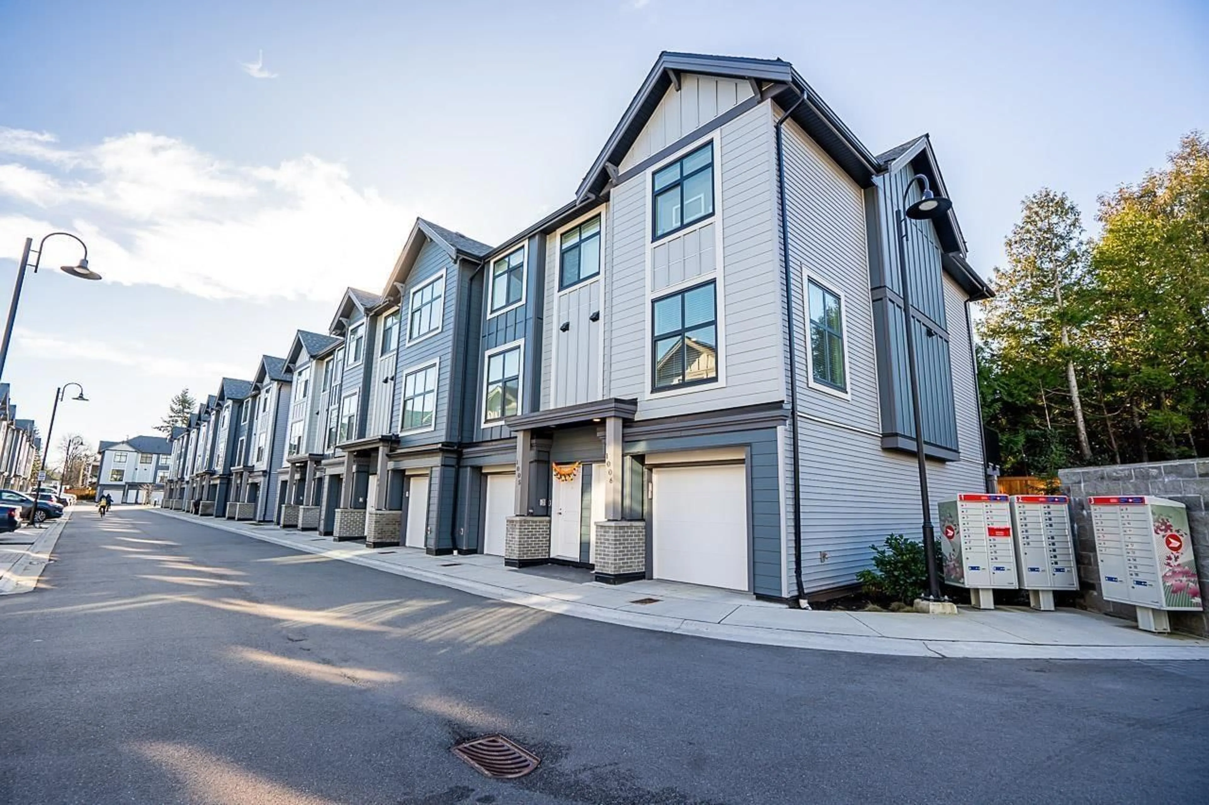 Home with vinyl exterior material, street for 1006 - 2267 MCKENZIE, Abbotsford British Columbia V2S0M9