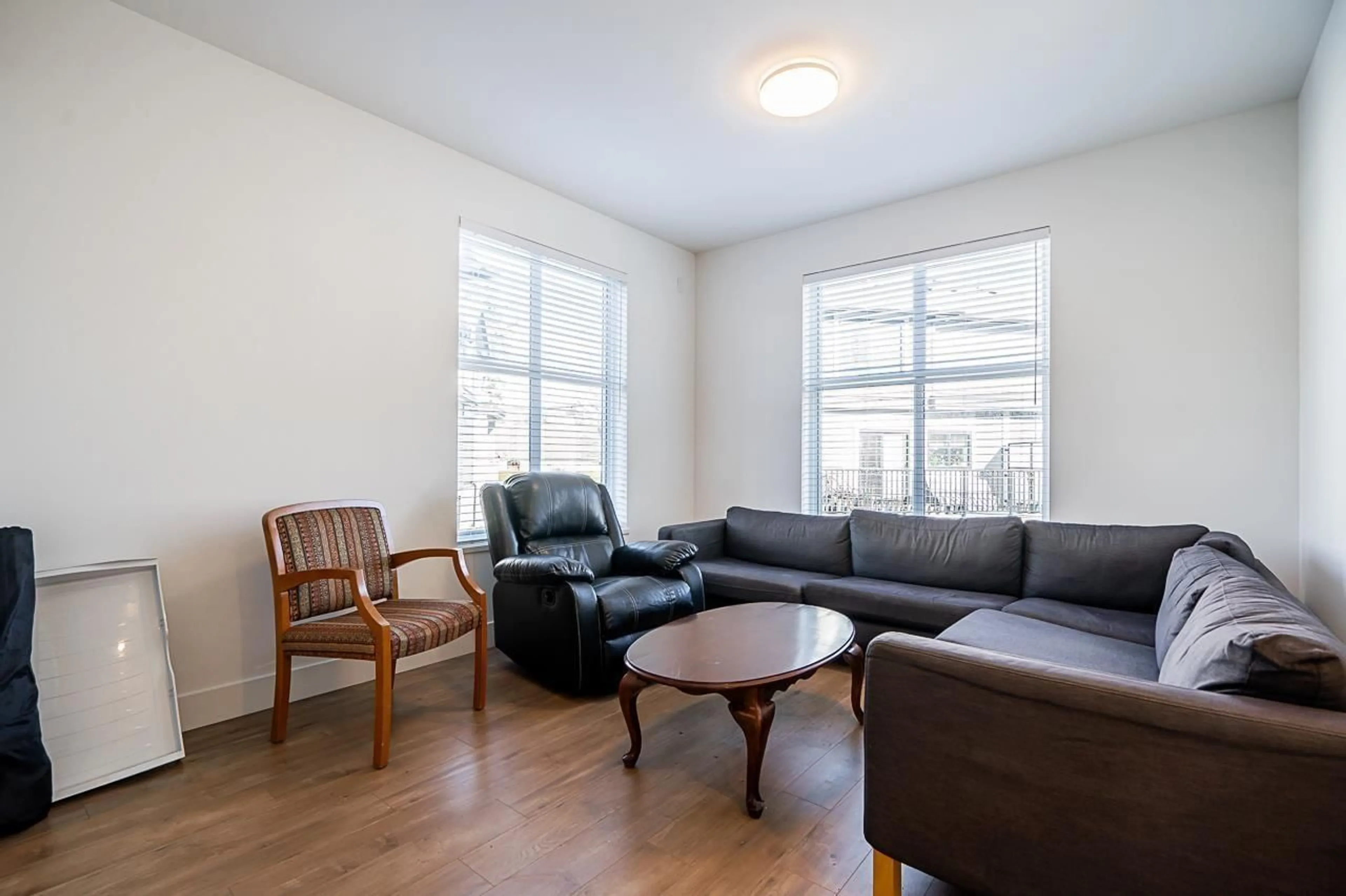 Living room with furniture, wood/laminate floor for 1006 - 2267 MCKENZIE, Abbotsford British Columbia V2S0M9