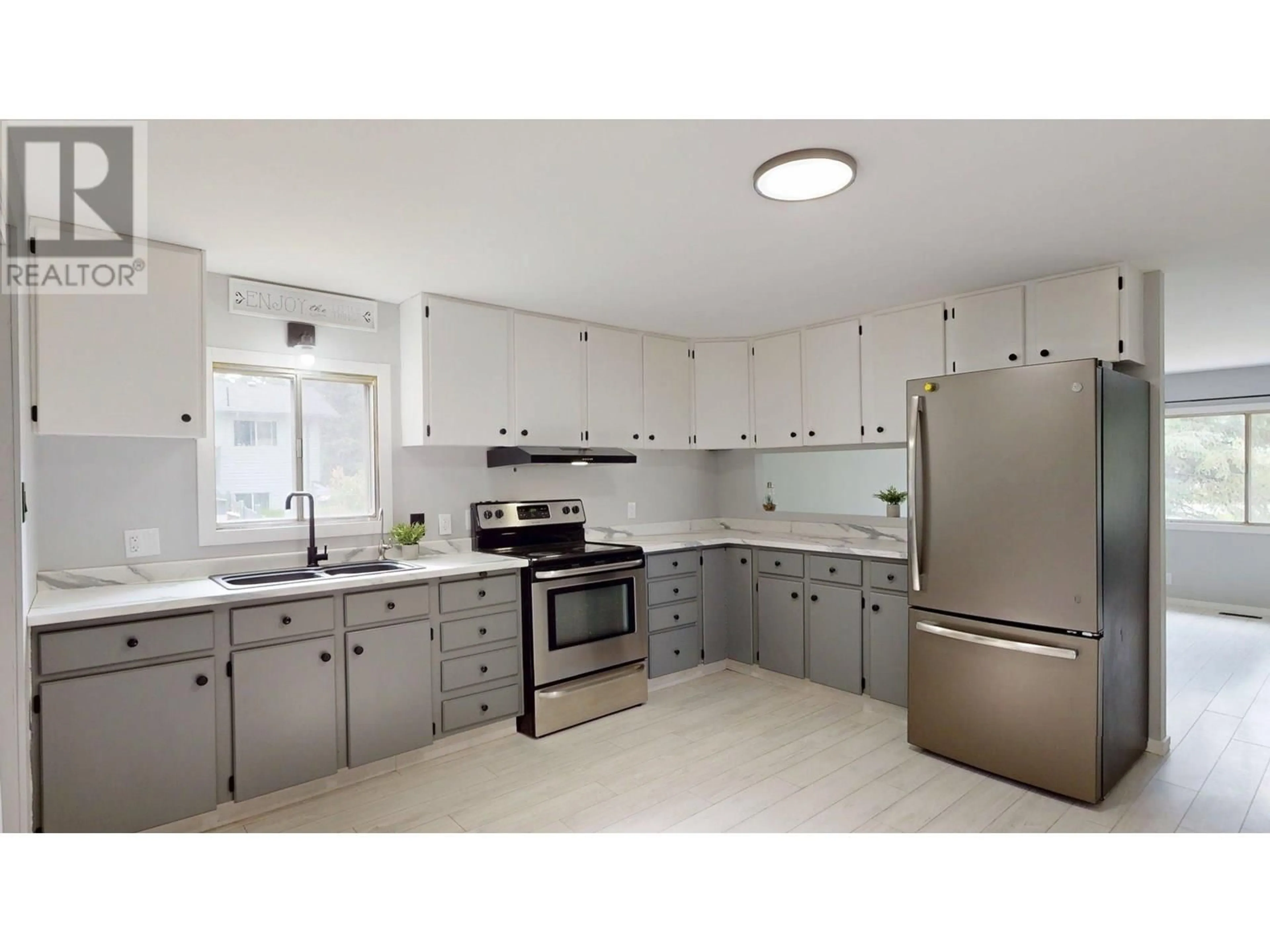 Standard kitchen, ceramic/tile floor for 909 MOUNTAIN ASH ROAD, Quesnel British Columbia V2J3V6