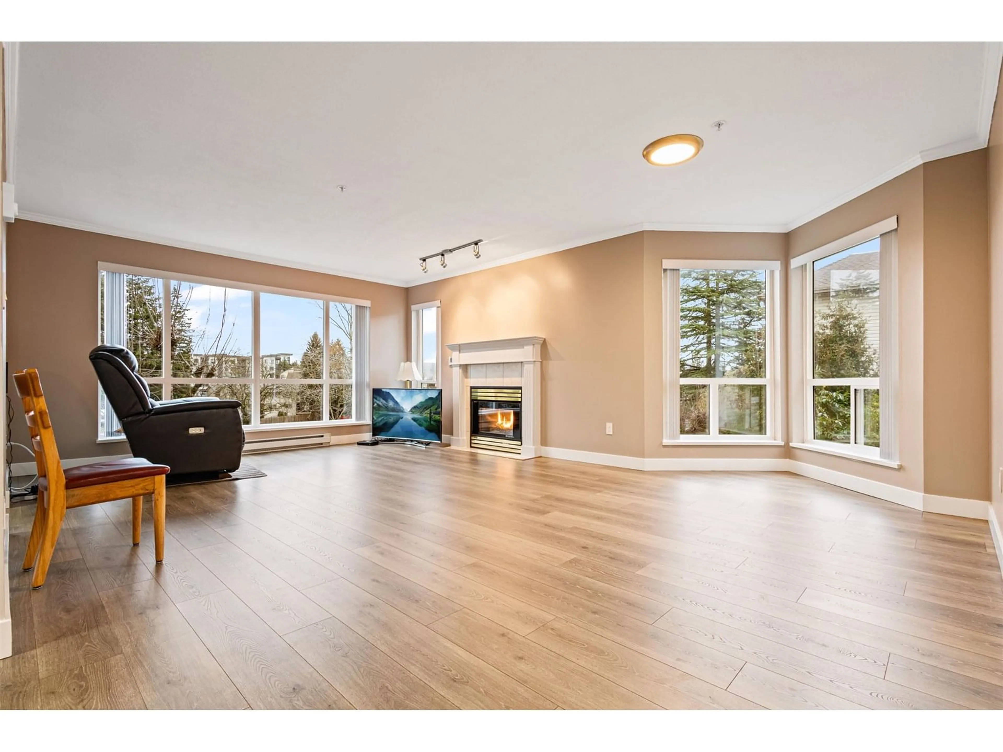 Living room with furniture, wood/laminate floor for 206 - 32120 MT WADDINGTON, Abbotsford British Columbia V2T2E8