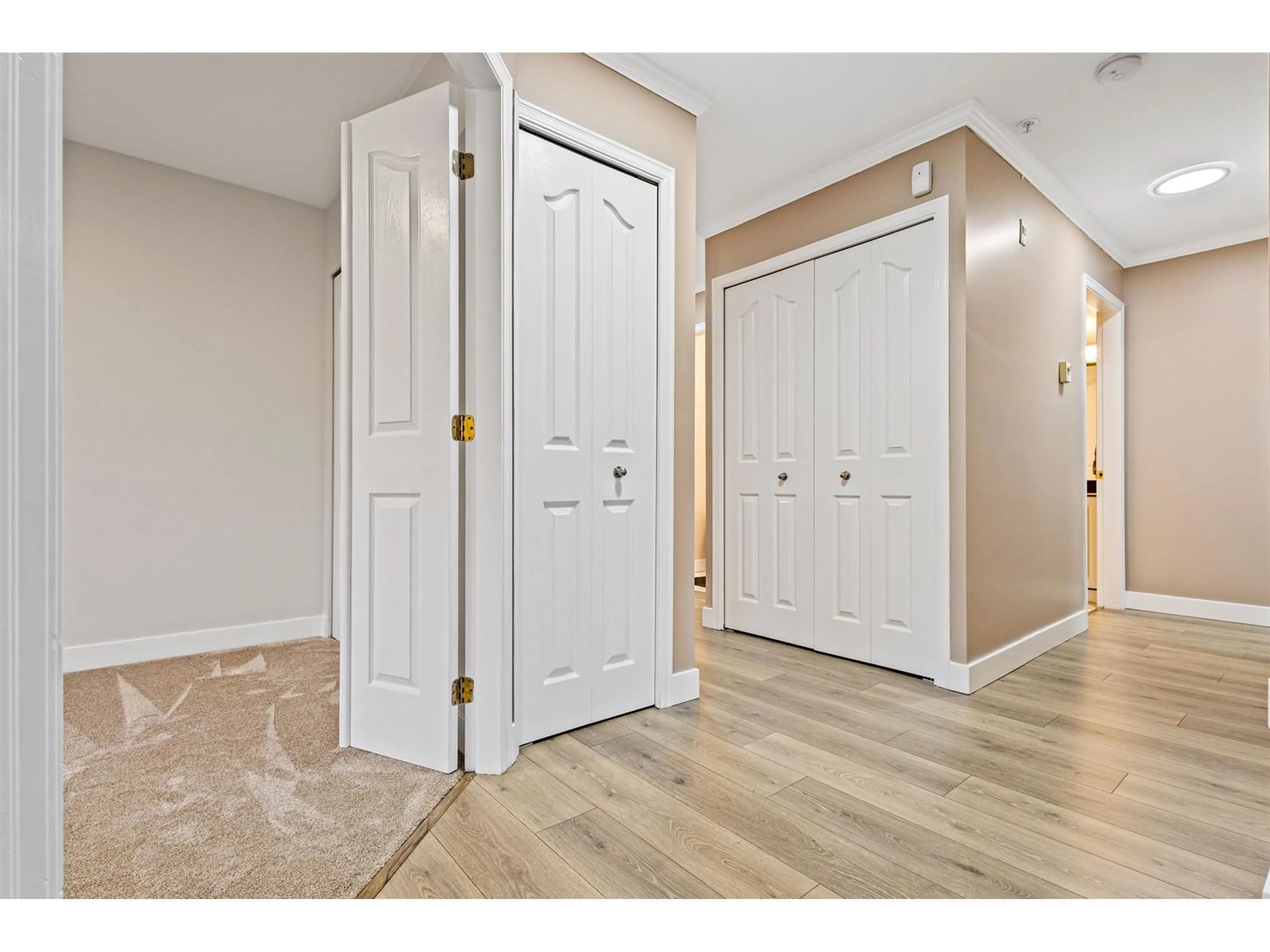 Indoor entryway for 206 - 32120 MT WADDINGTON, Abbotsford British Columbia V2T2E8