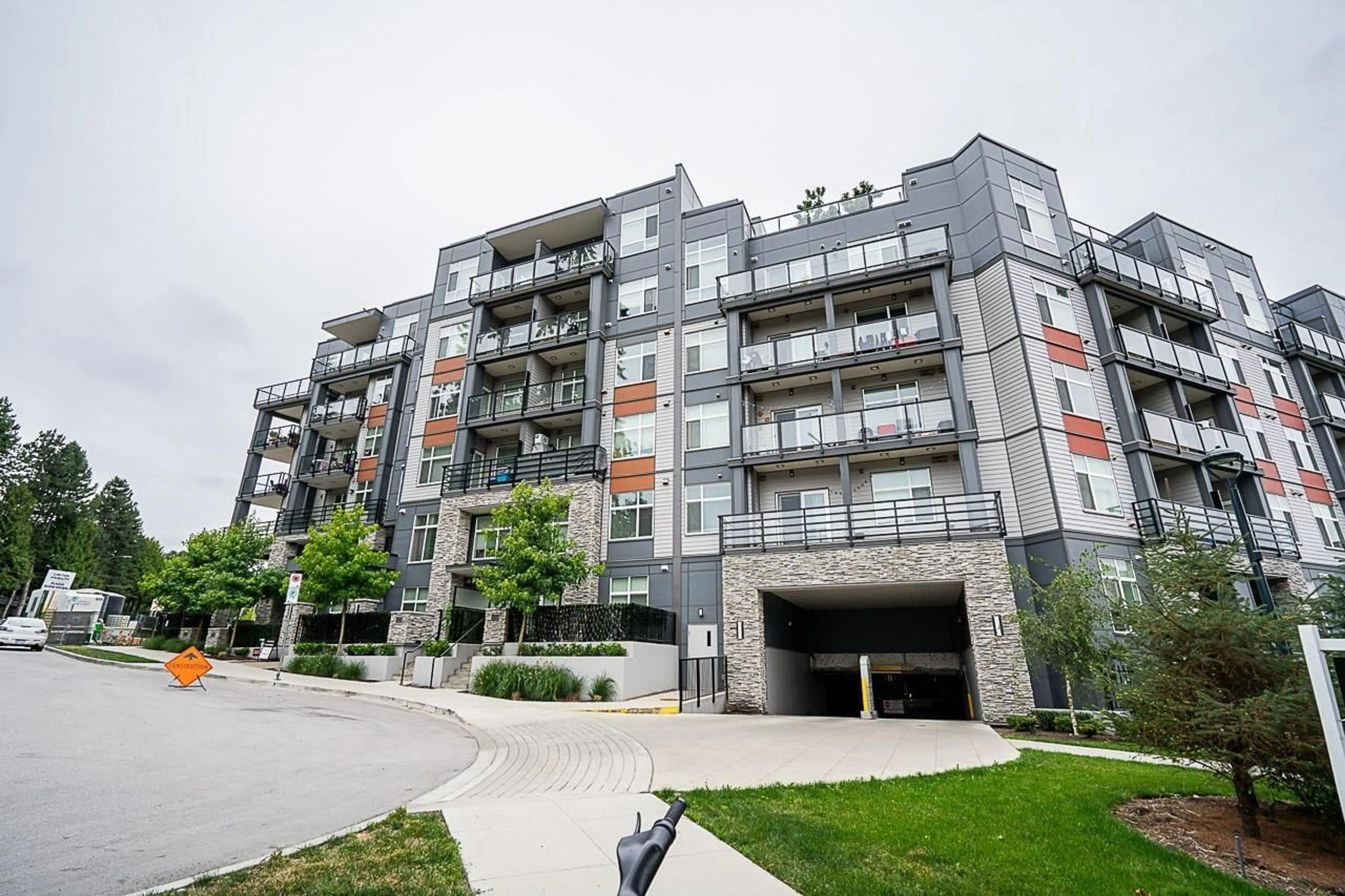 Patio, building for 425 - 11077 RAVINE, Surrey British Columbia V3T0R7