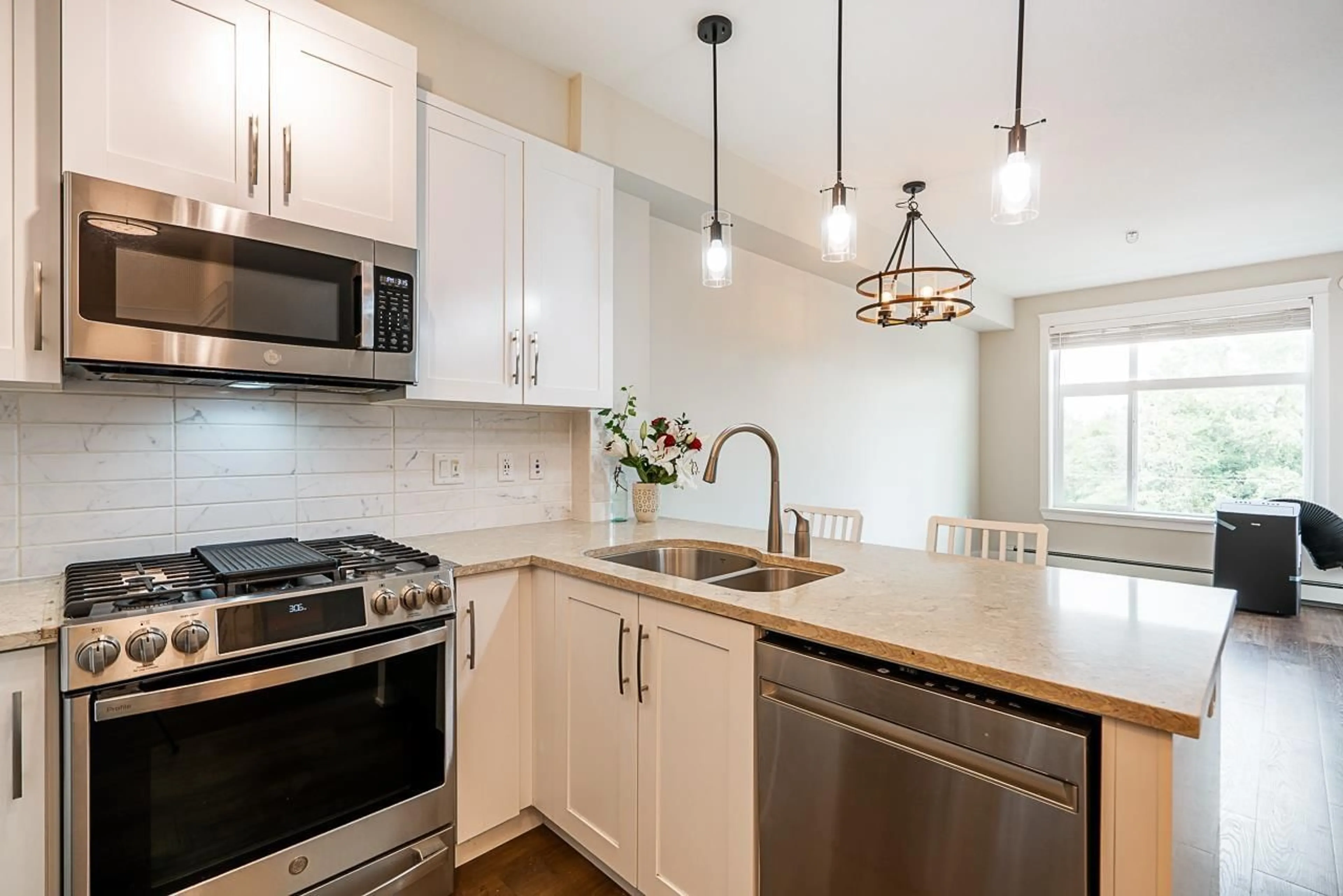 Open concept kitchen, unknown for 425 - 11077 RAVINE, Surrey British Columbia V3T0R7