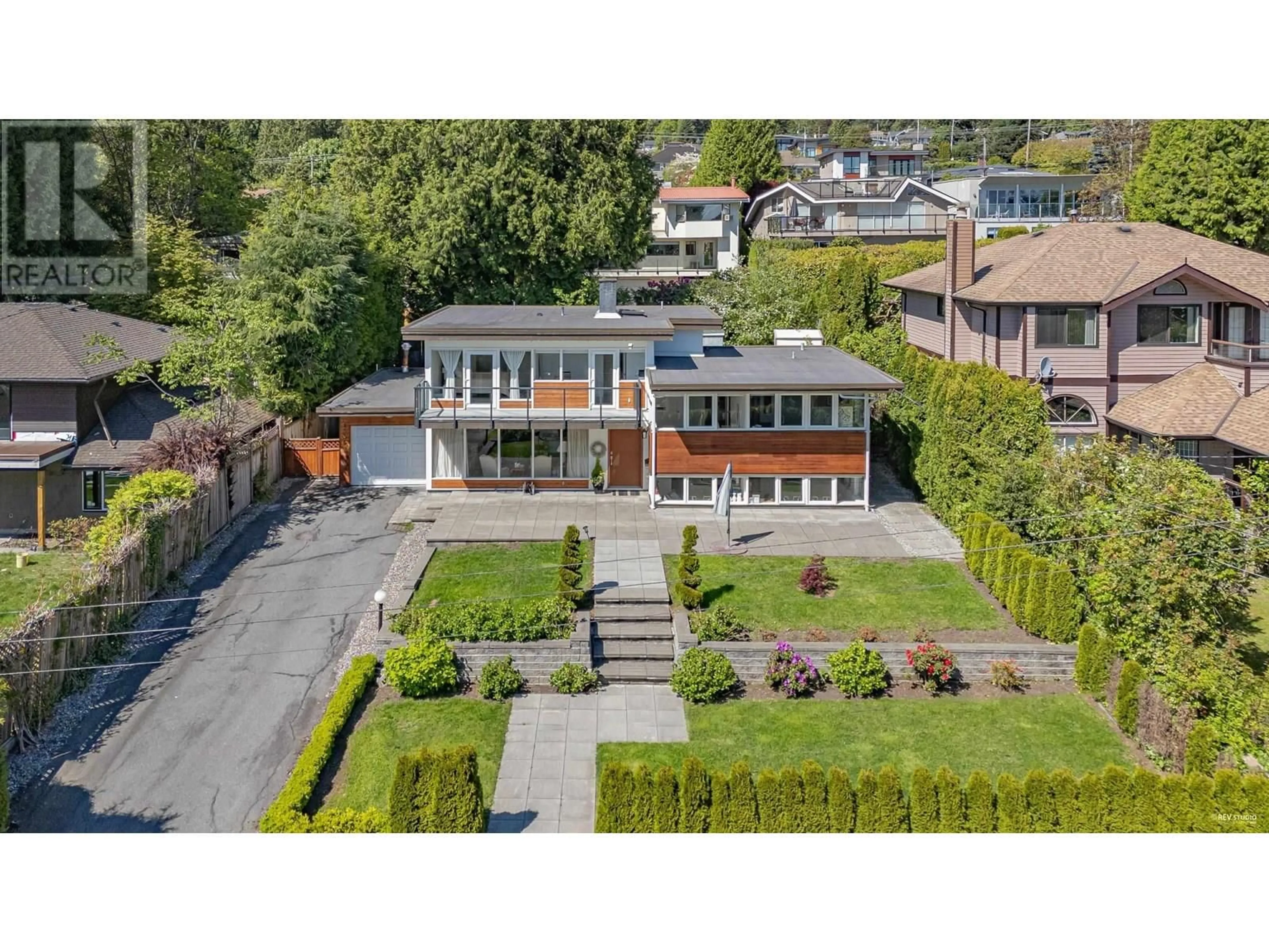 A pic from outside/outdoor area/front of a property/back of a property/a pic from drone, street for 1555 LAWSON AVENUE, West Vancouver British Columbia V7V2C8