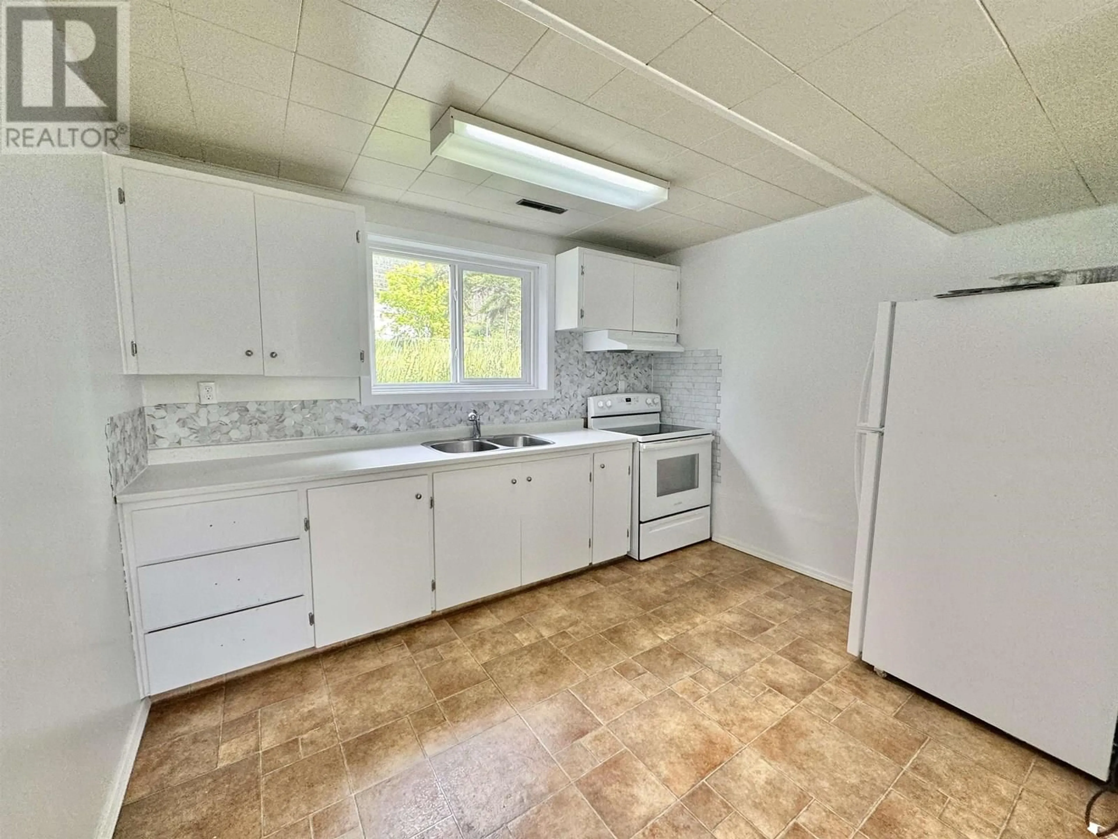 Standard kitchen, unknown for 766 TENTH AVENUE, Williams Lake British Columbia V2G2L8
