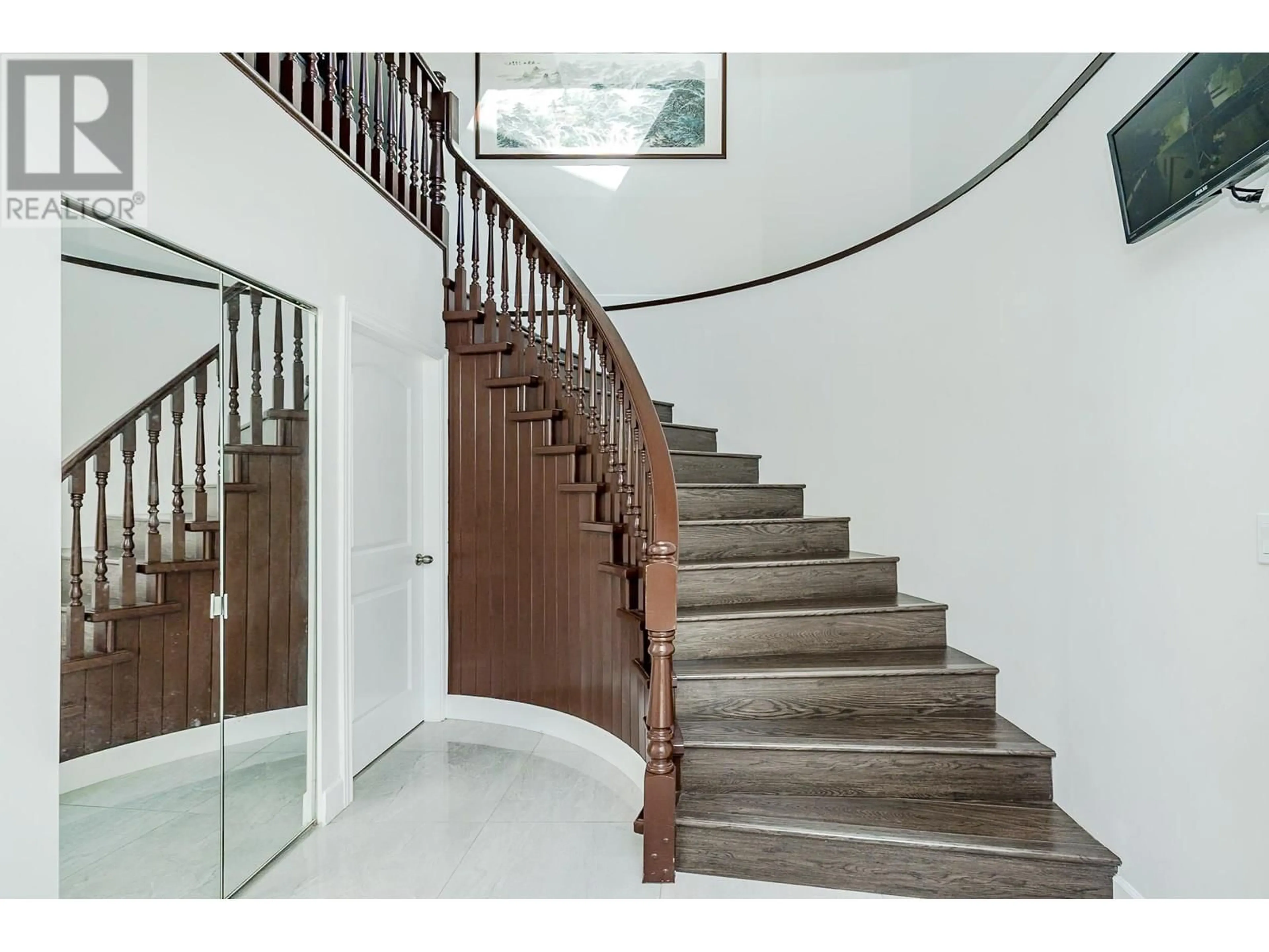 Stairs for 6074 SHERBROOKE STREET, Vancouver British Columbia V5W3N2
