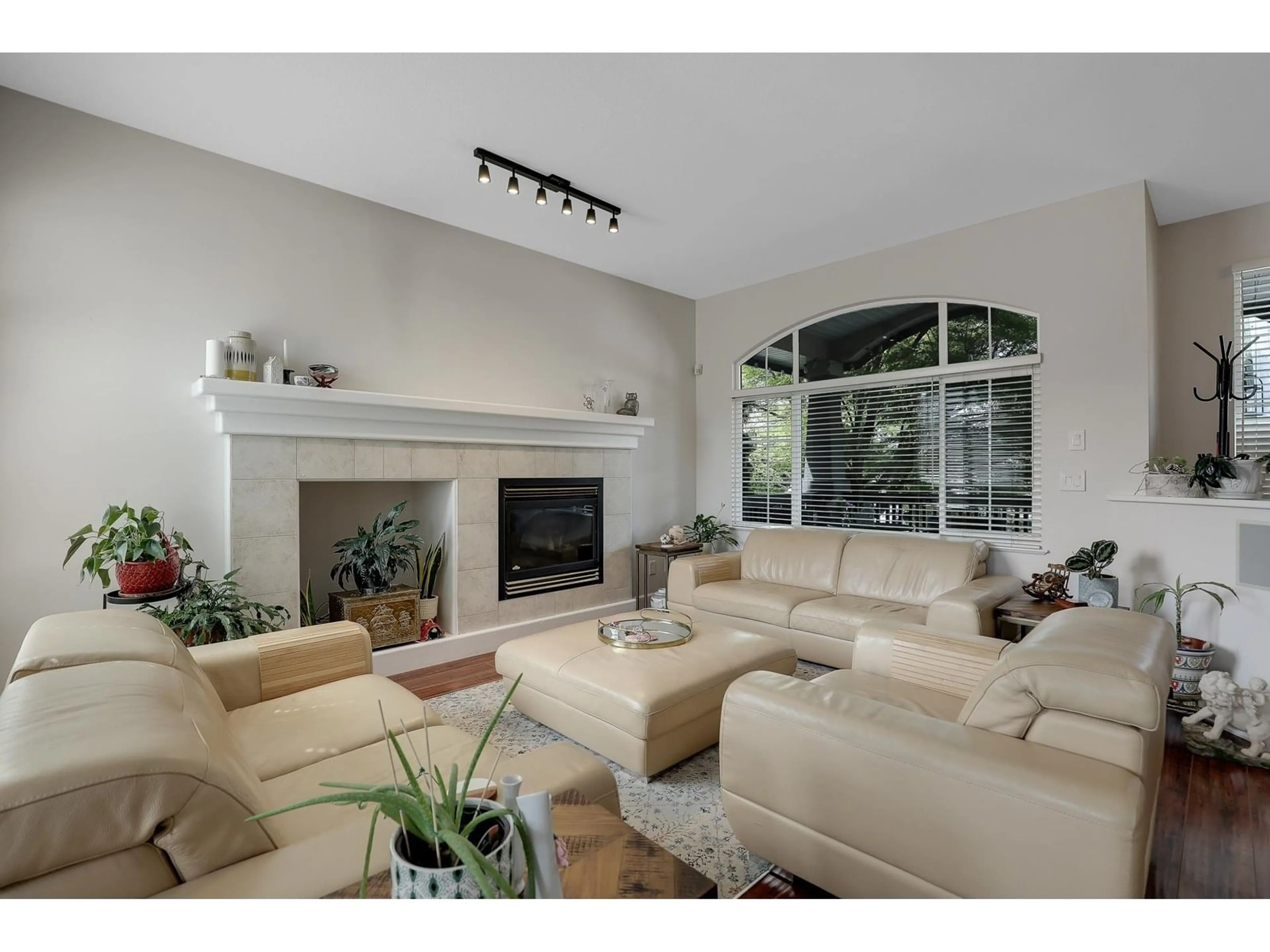 Living room with furniture, unknown for 18456 68, Surrey British Columbia V3S9C1