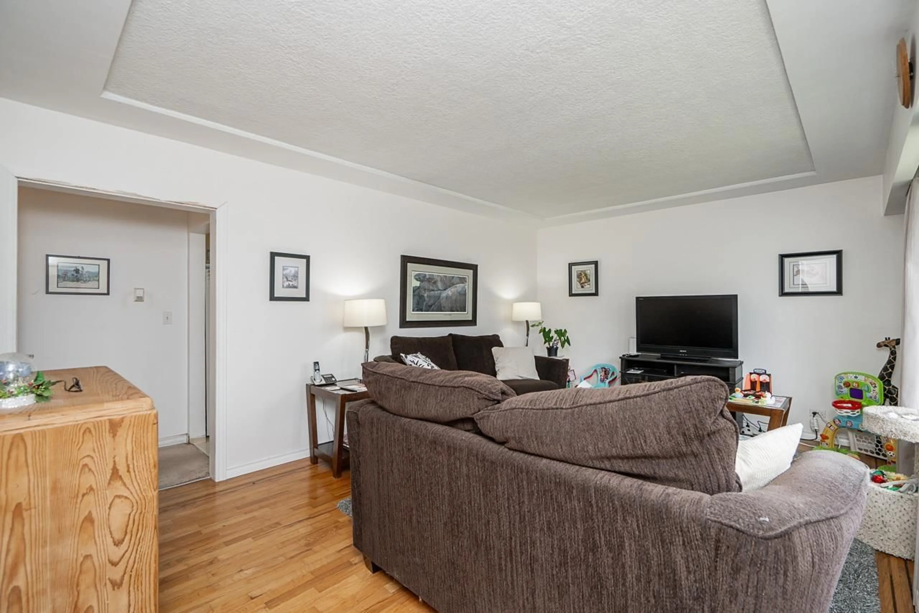 Living room with furniture, wood/laminate floor for 11031 131A, Surrey British Columbia V3S3S1