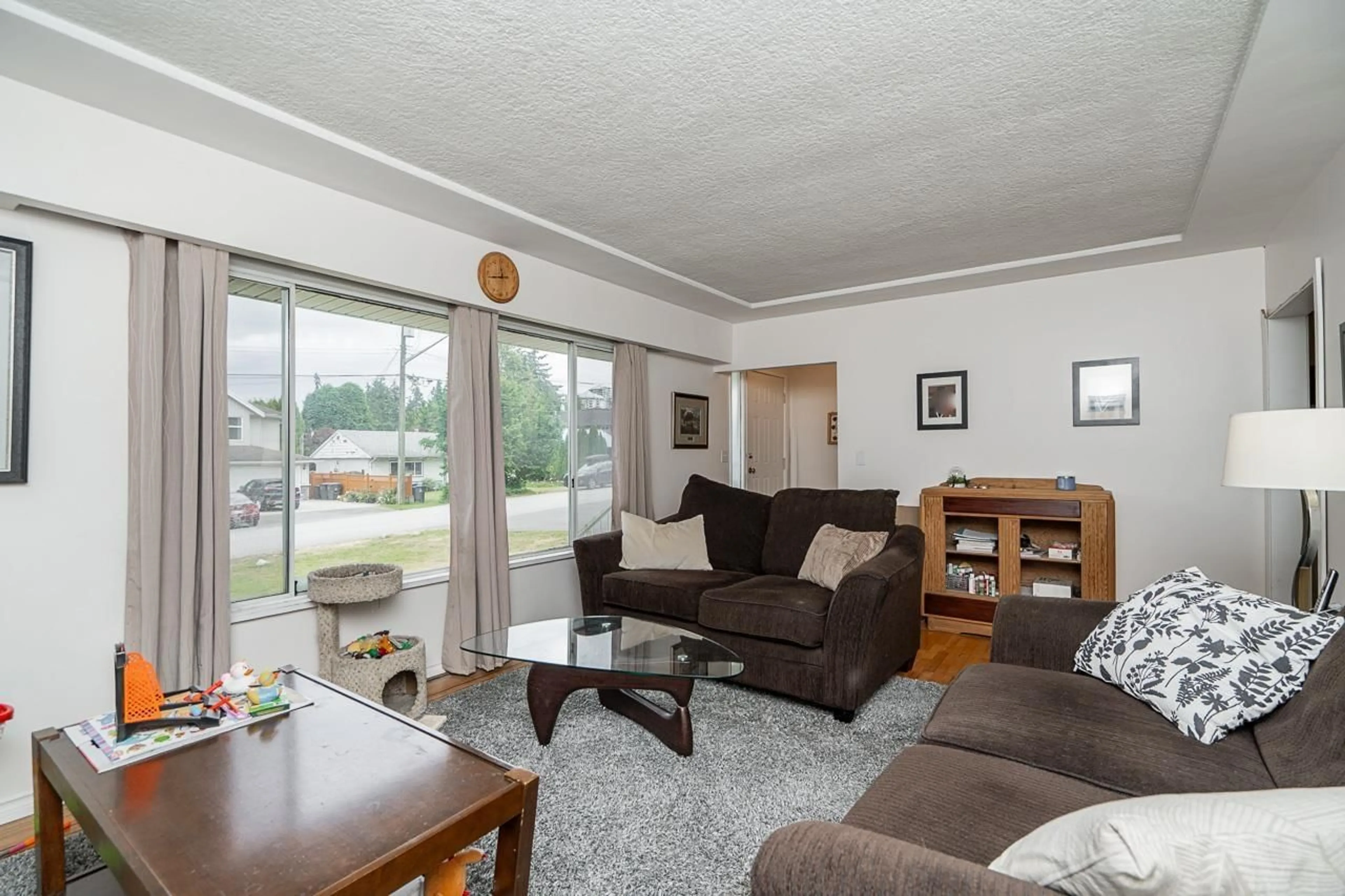 Living room with furniture, wood/laminate floor for 11031 131A, Surrey British Columbia V3S3S1