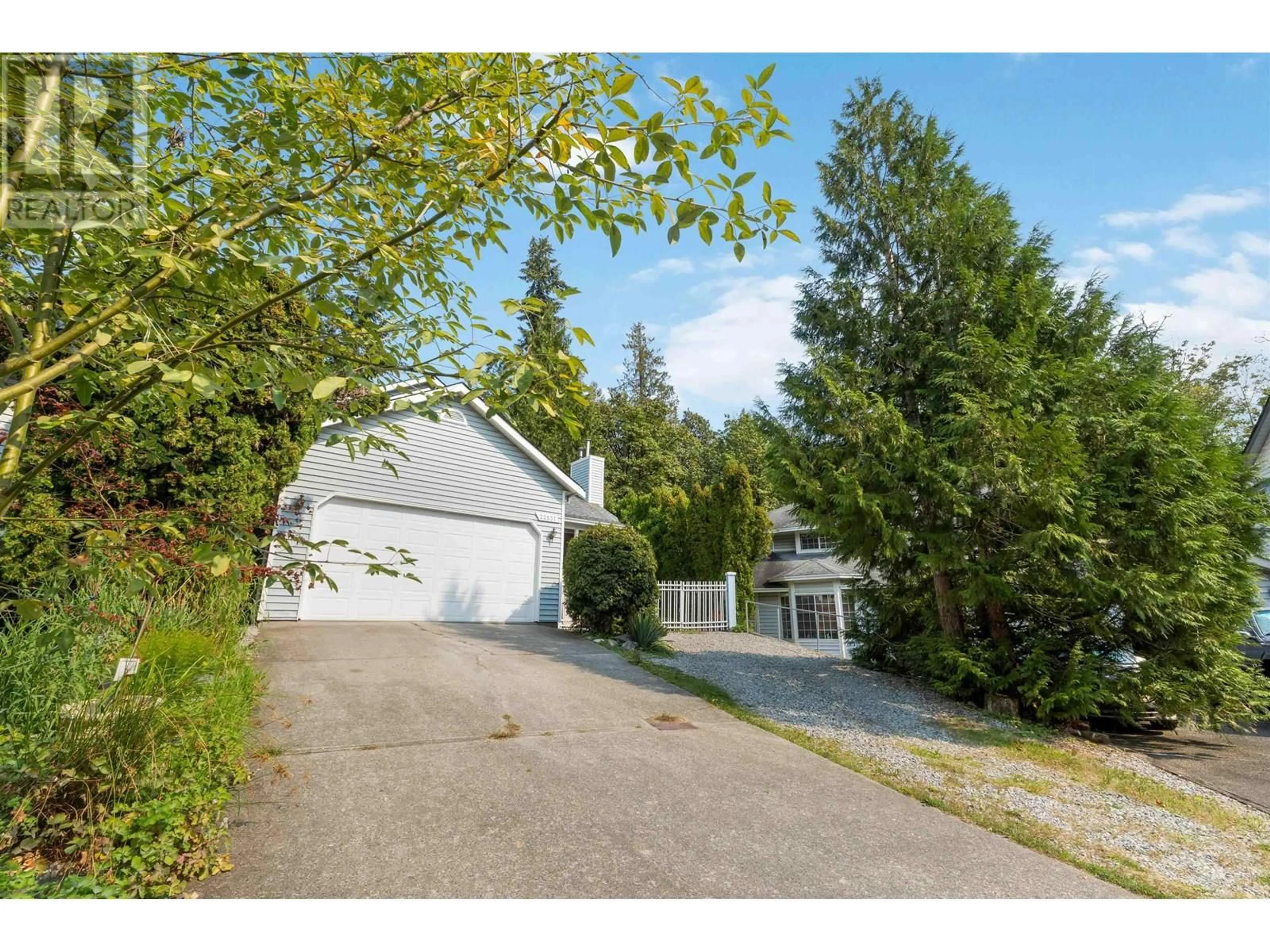 A pic from outside/outdoor area/front of a property/back of a property/a pic from drone, street for 22537 BRICKWOOD CLOSE, Maple Ridge British Columbia V2X9J5