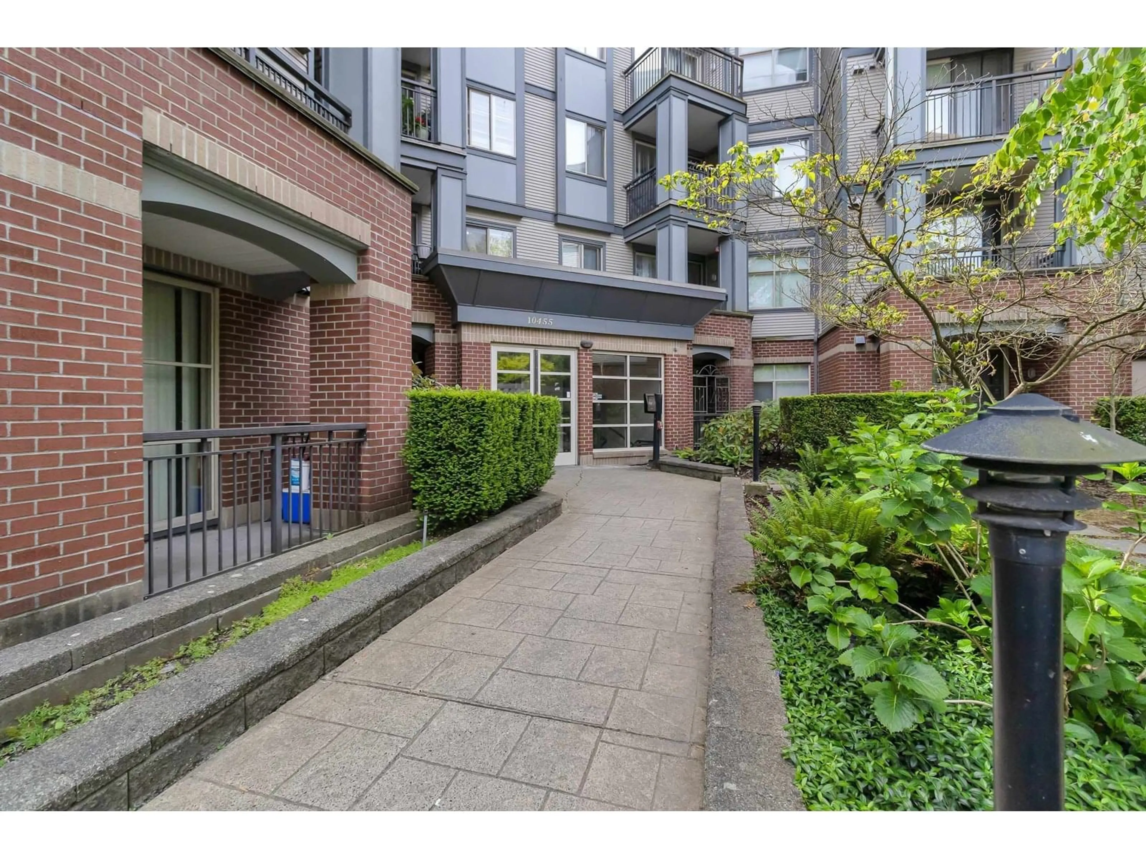 Indoor foyer for 101 - 10455 UNIVERSITY, Surrey British Columbia V3T0A5