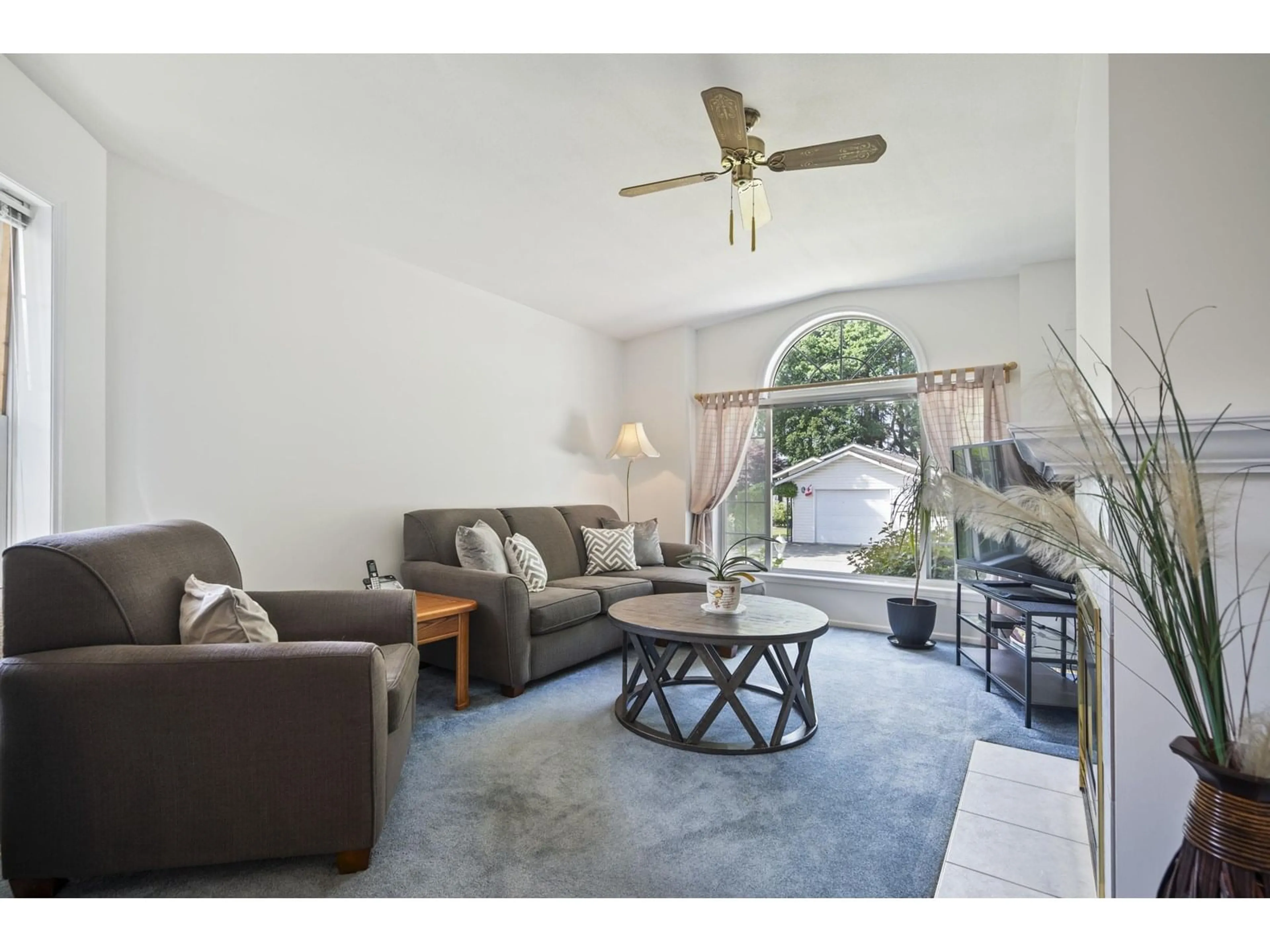 Living room with furniture, unknown for 140 - 9080 198, Langley British Columbia V1M3A8