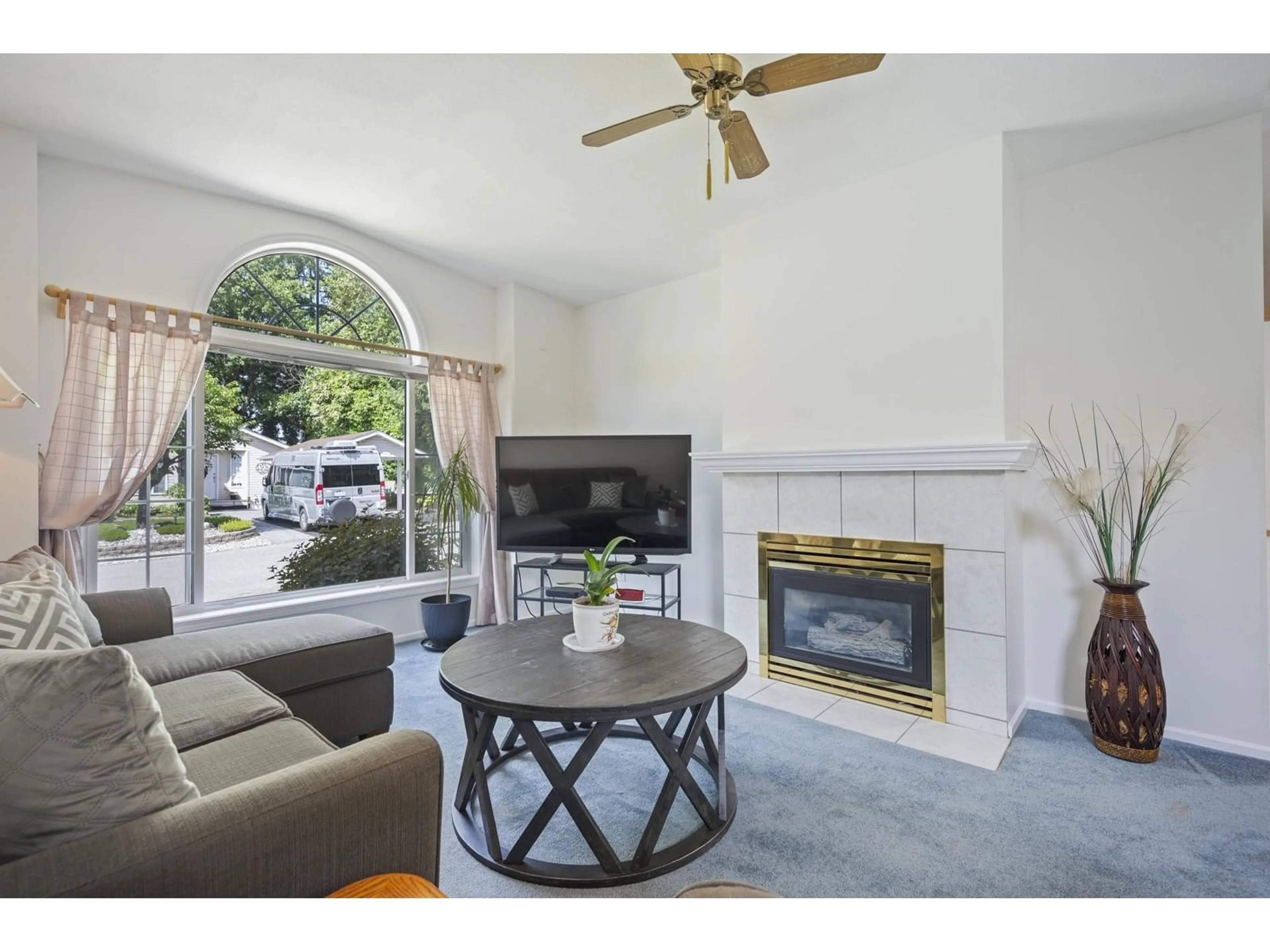 Living room with furniture, unknown for 140 - 9080 198, Langley British Columbia V1M3A8
