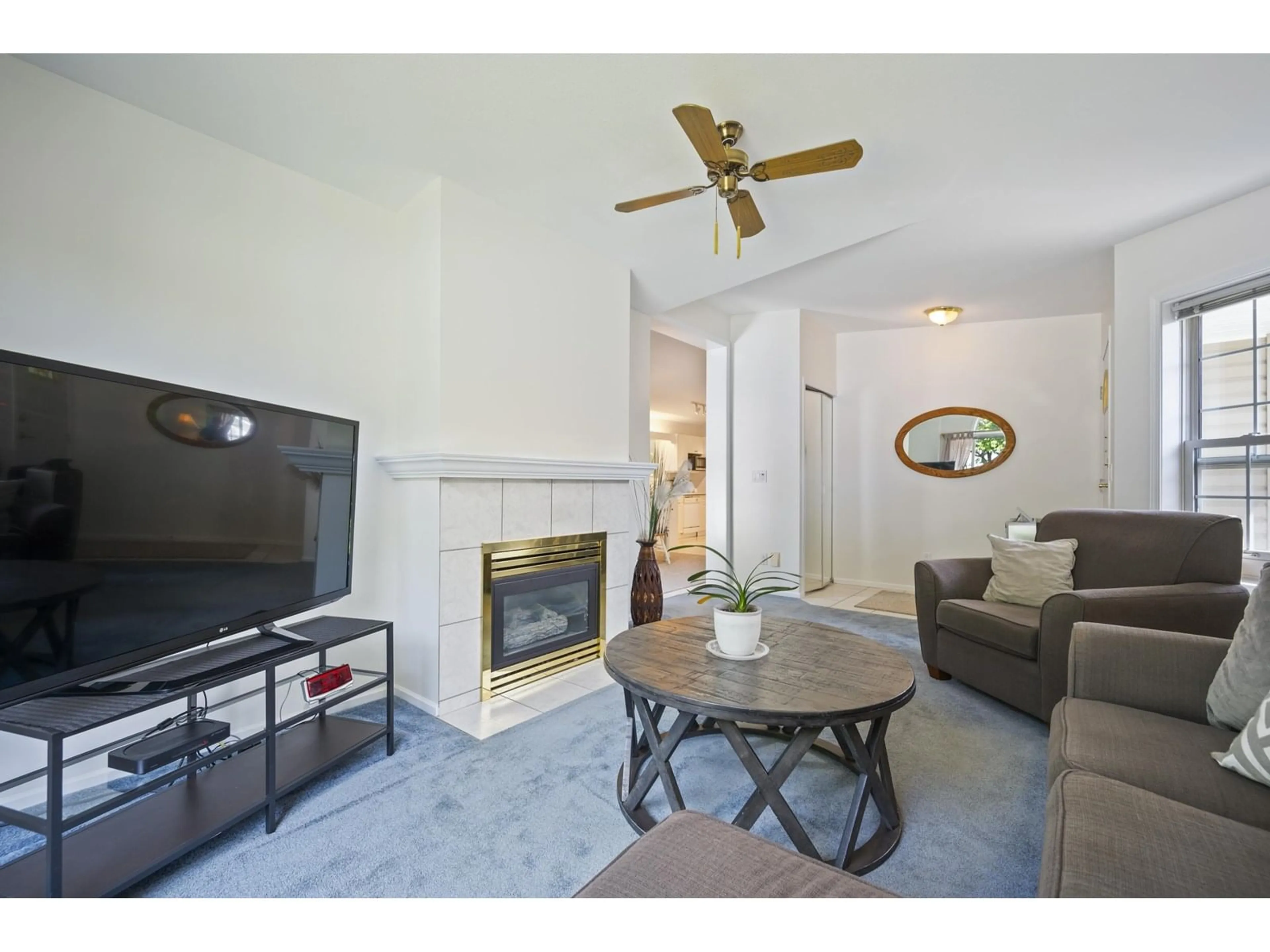 Living room with furniture, unknown for 140 - 9080 198, Langley British Columbia V1M3A8