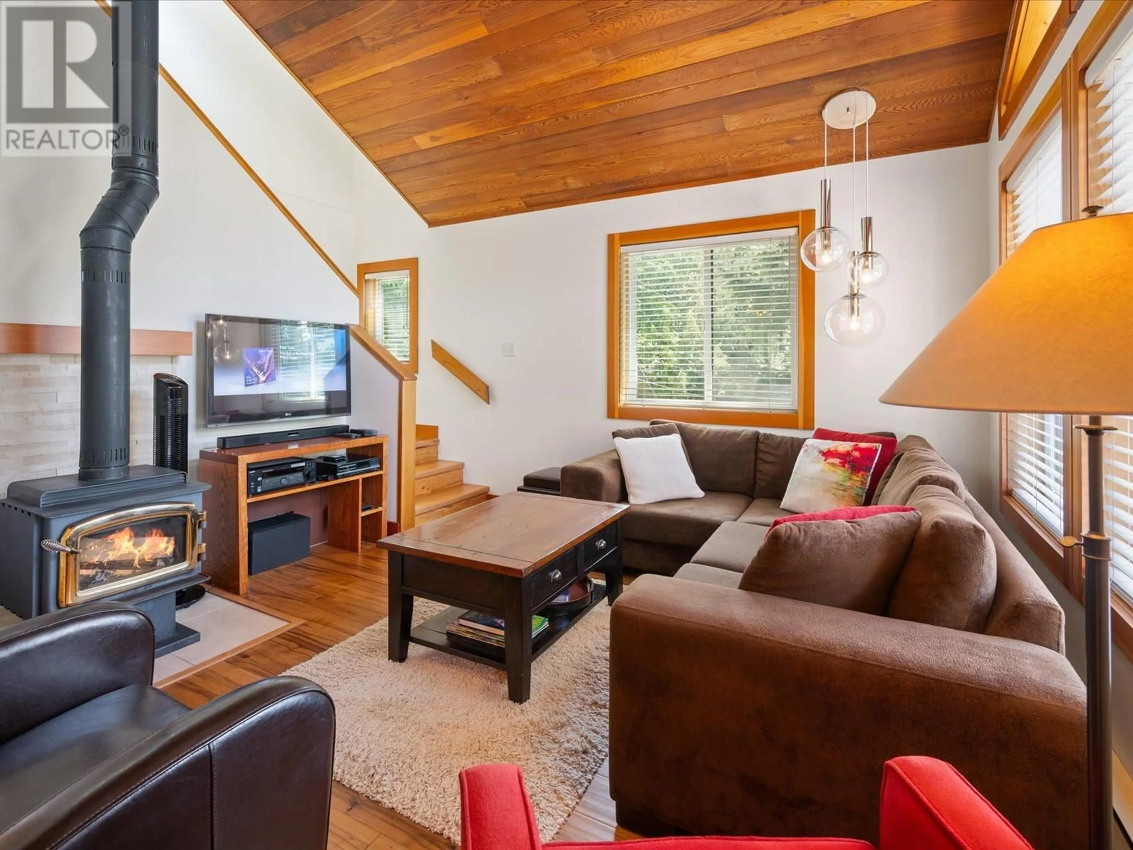 Living room with furniture, wood/laminate floor for 8502 BUCKHORN DRIVE, Whistler British Columbia V8E0G2