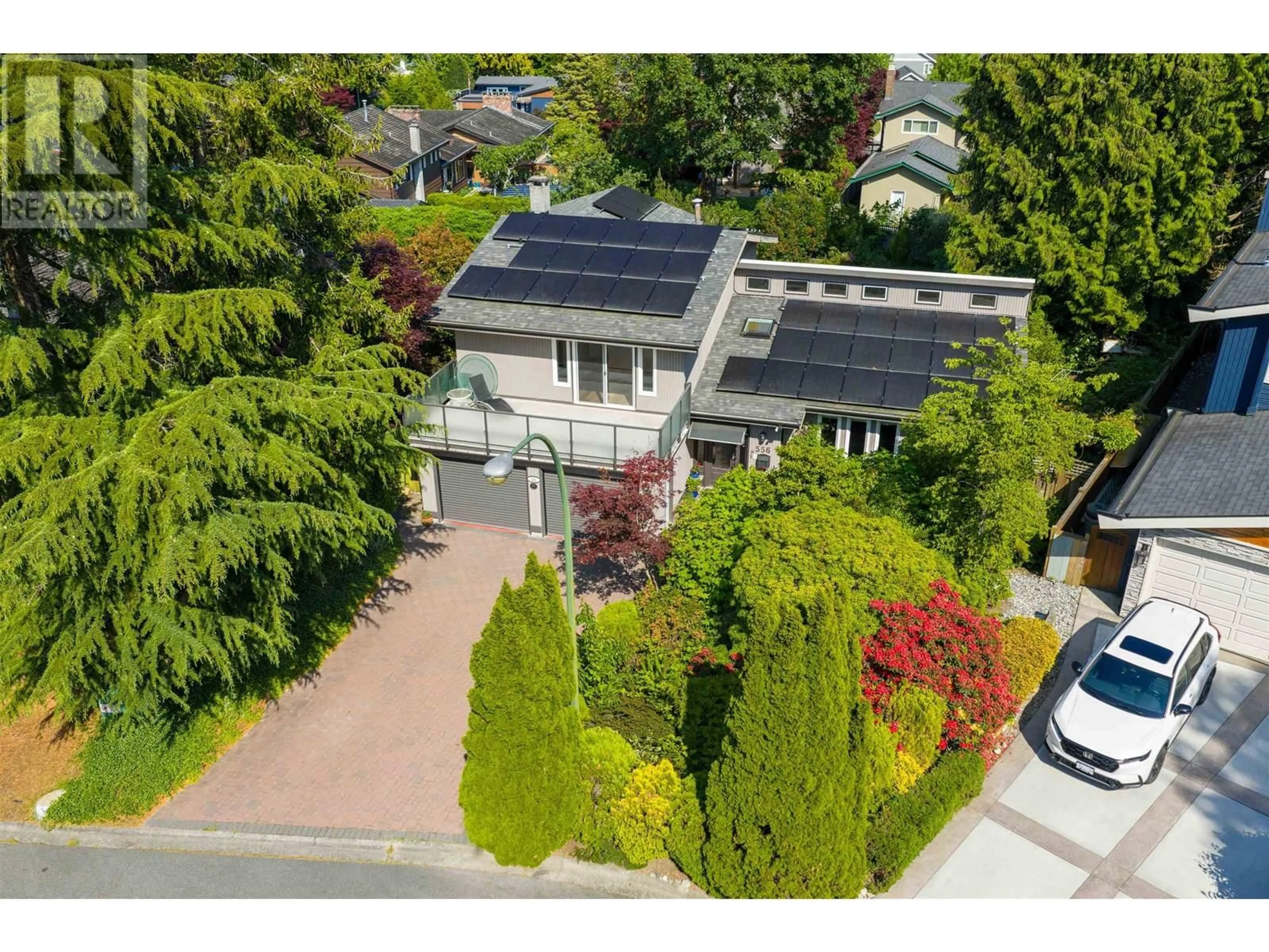 A pic from outside/outdoor area/front of a property/back of a property/a pic from drone, street for 556 TRALEE PLACE, Tsawwassen British Columbia V4M3V7