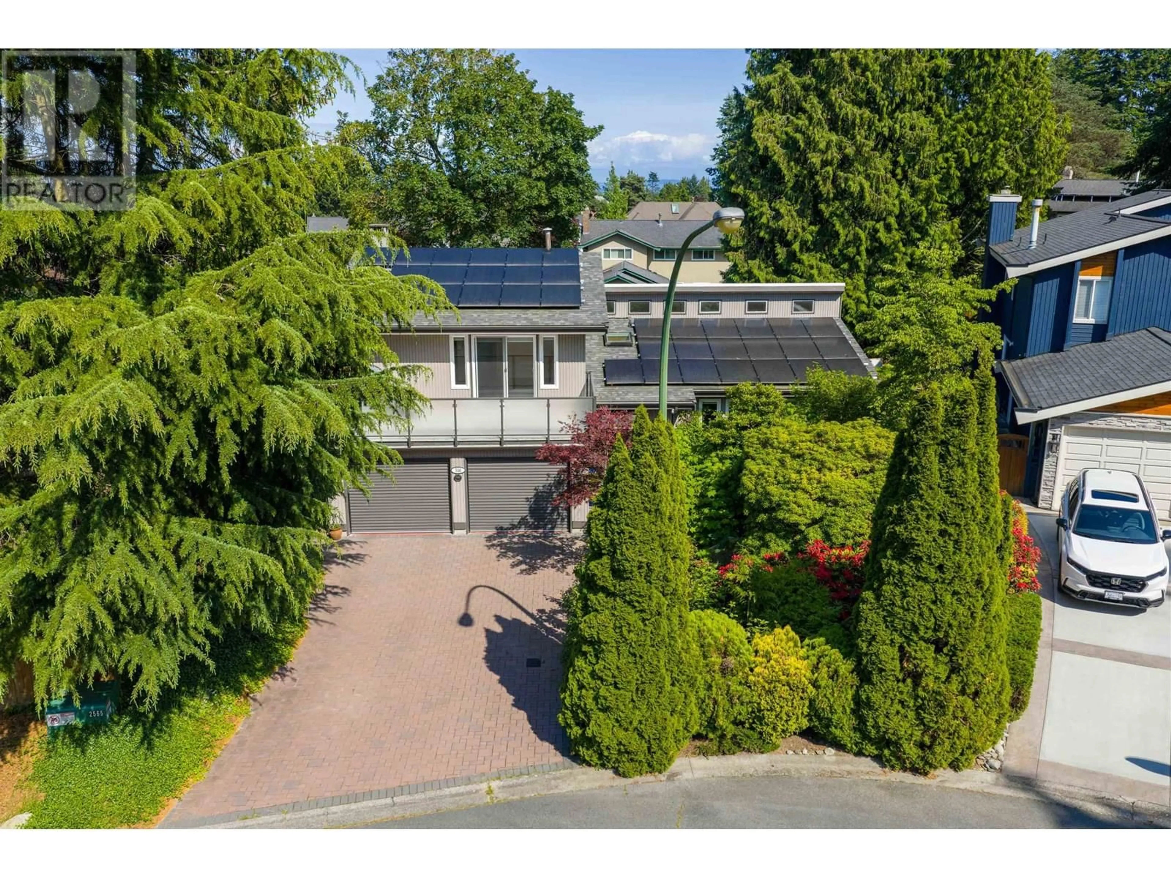 A pic from outside/outdoor area/front of a property/back of a property/a pic from drone, street for 556 TRALEE PLACE, Tsawwassen British Columbia V4M3V7