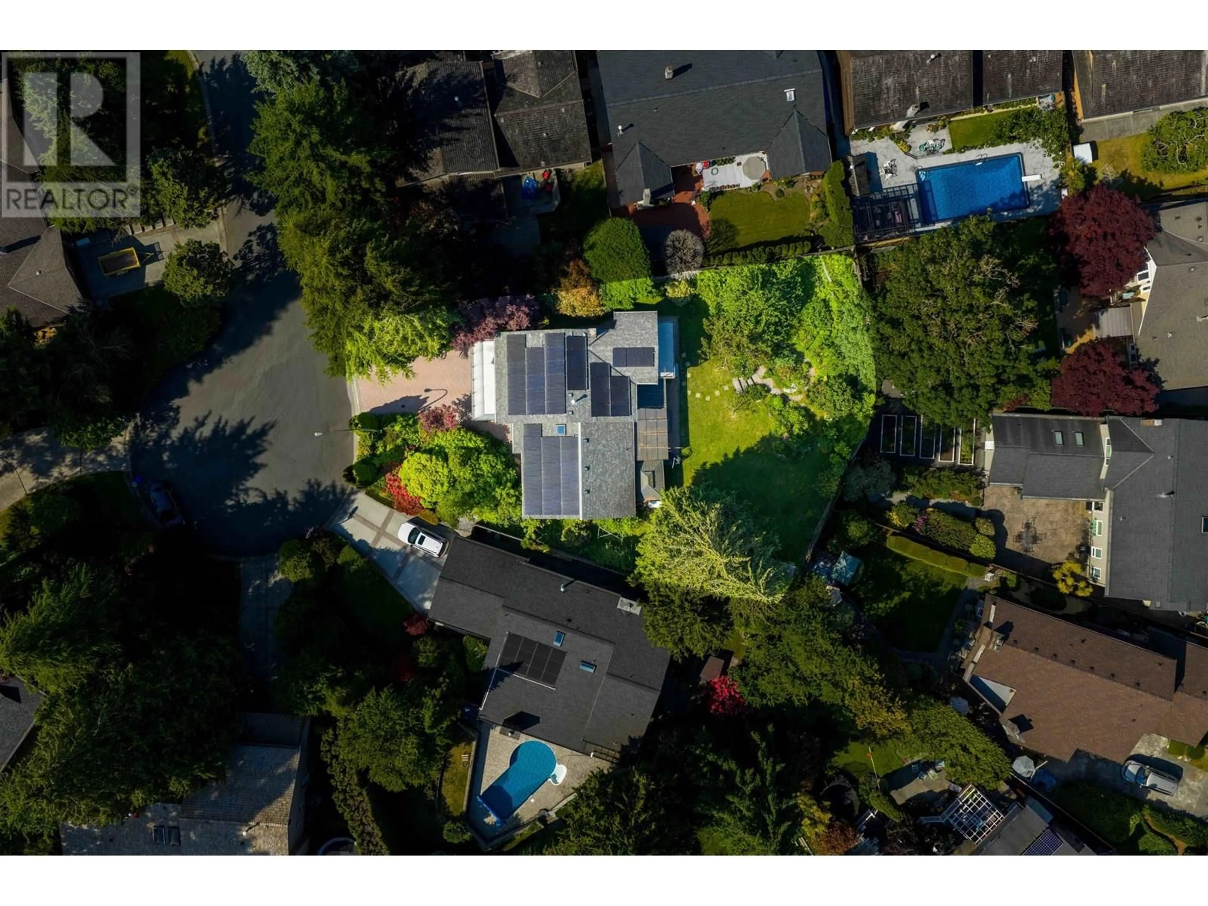 A pic from outside/outdoor area/front of a property/back of a property/a pic from drone, street for 556 TRALEE PLACE, Tsawwassen British Columbia V4M3V7