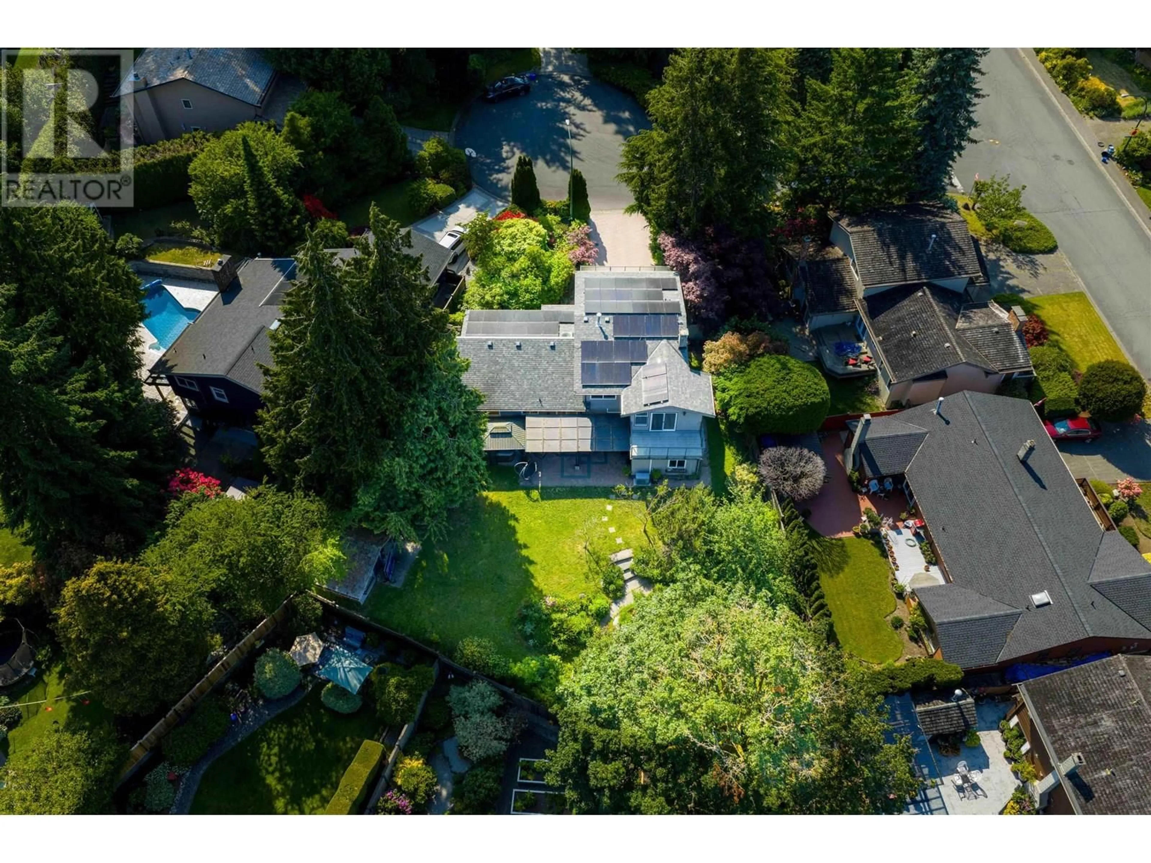 A pic from outside/outdoor area/front of a property/back of a property/a pic from drone, street for 556 TRALEE PLACE, Tsawwassen British Columbia V4M3V7