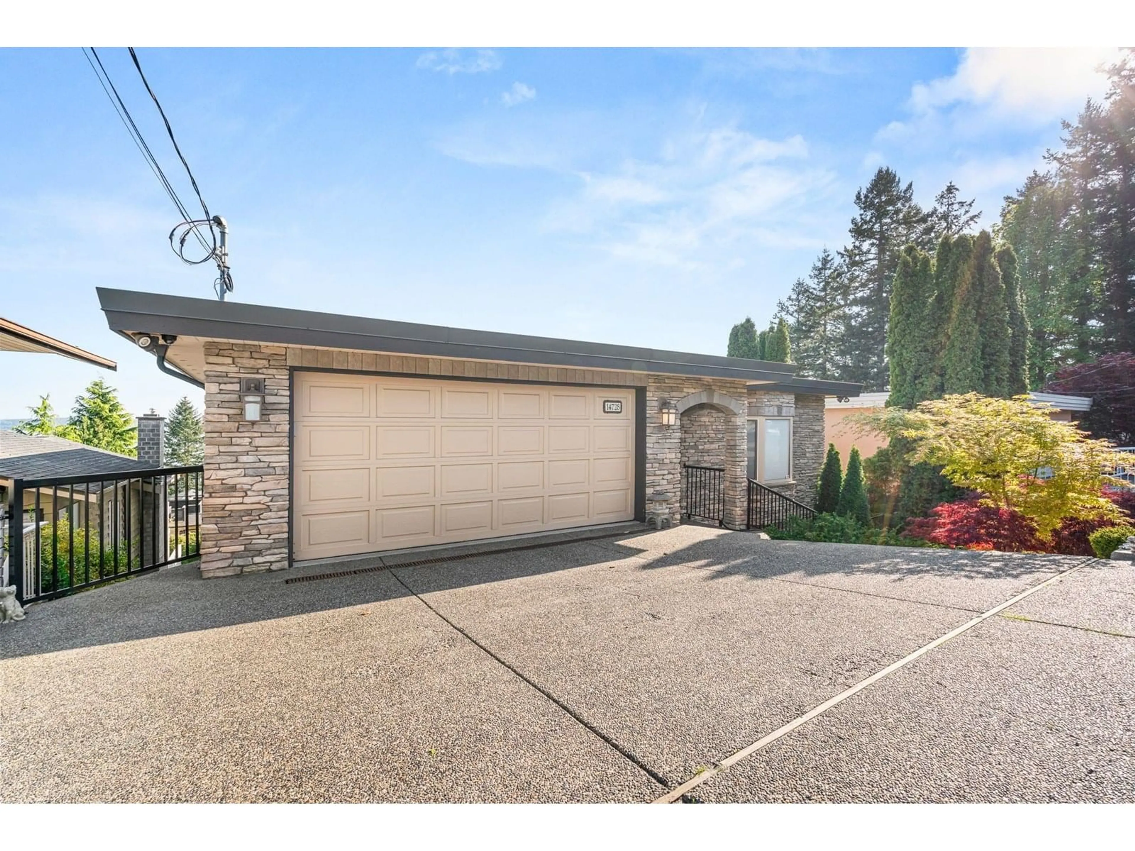 A pic from outside/outdoor area/front of a property/back of a property/a pic from drone, street for 14728 OXENHAM, White Rock British Columbia V4B2H7