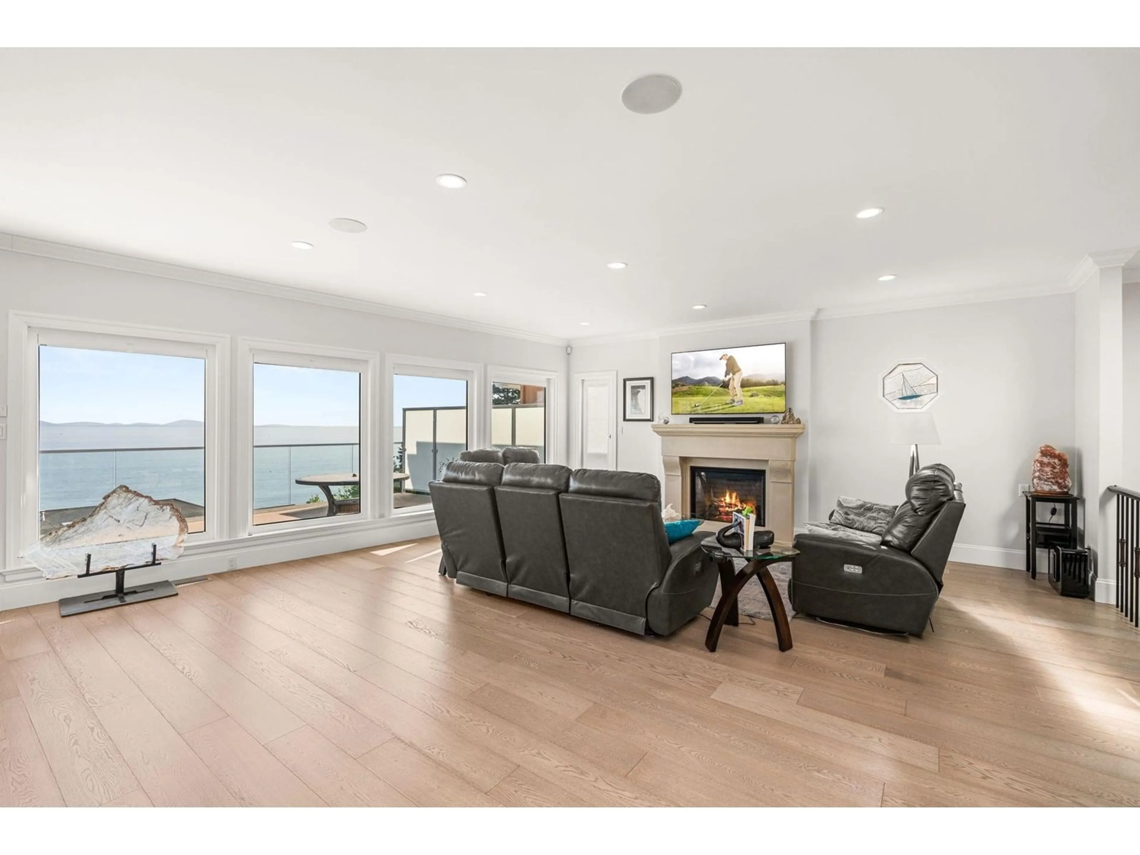Living room with furniture, wood/laminate floor for 14728 OXENHAM, White Rock British Columbia V4B2H7