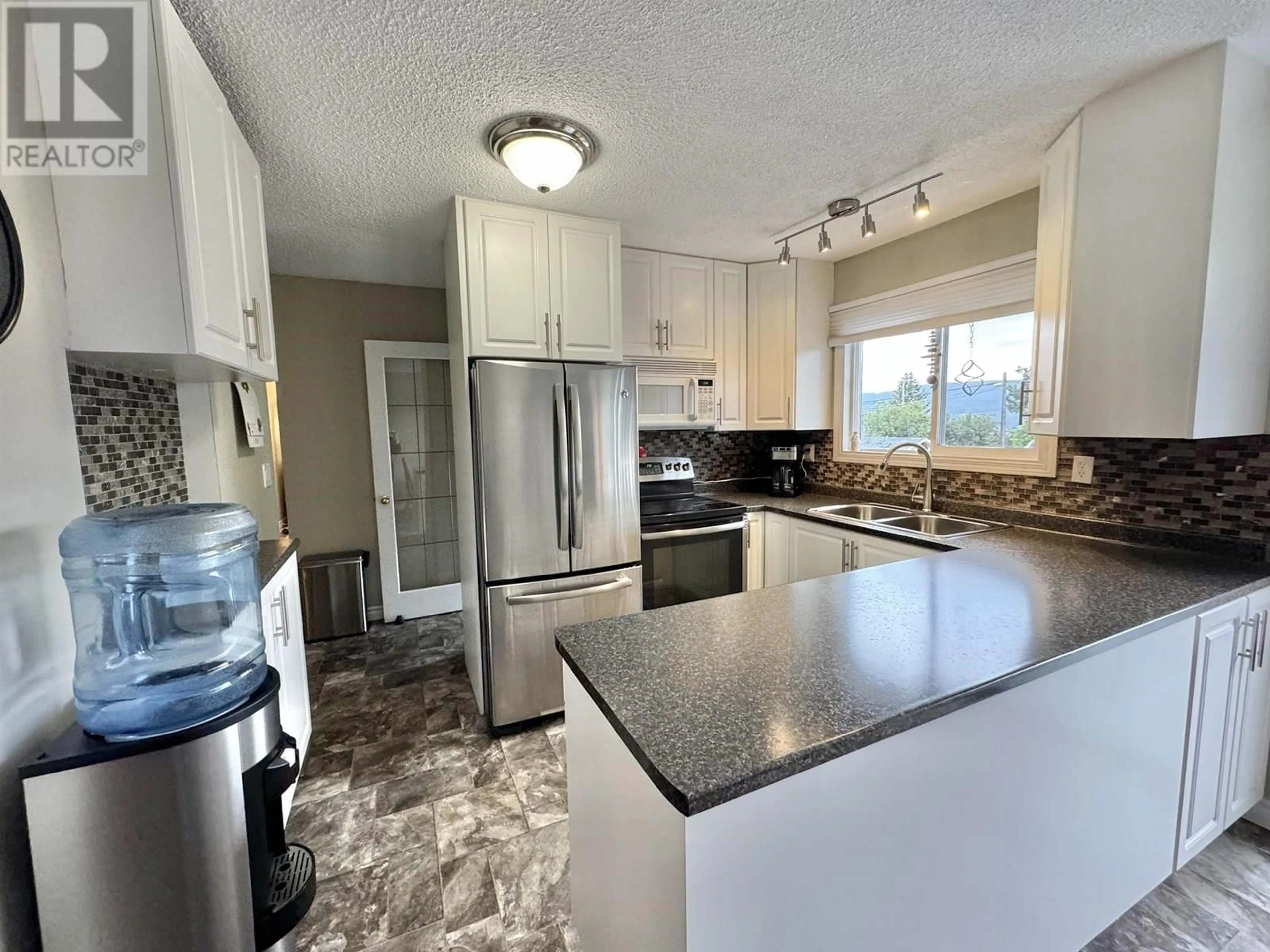 Open concept kitchen, unknown for 569 NINTH AVENUE, Williams Lake British Columbia V2G2K5