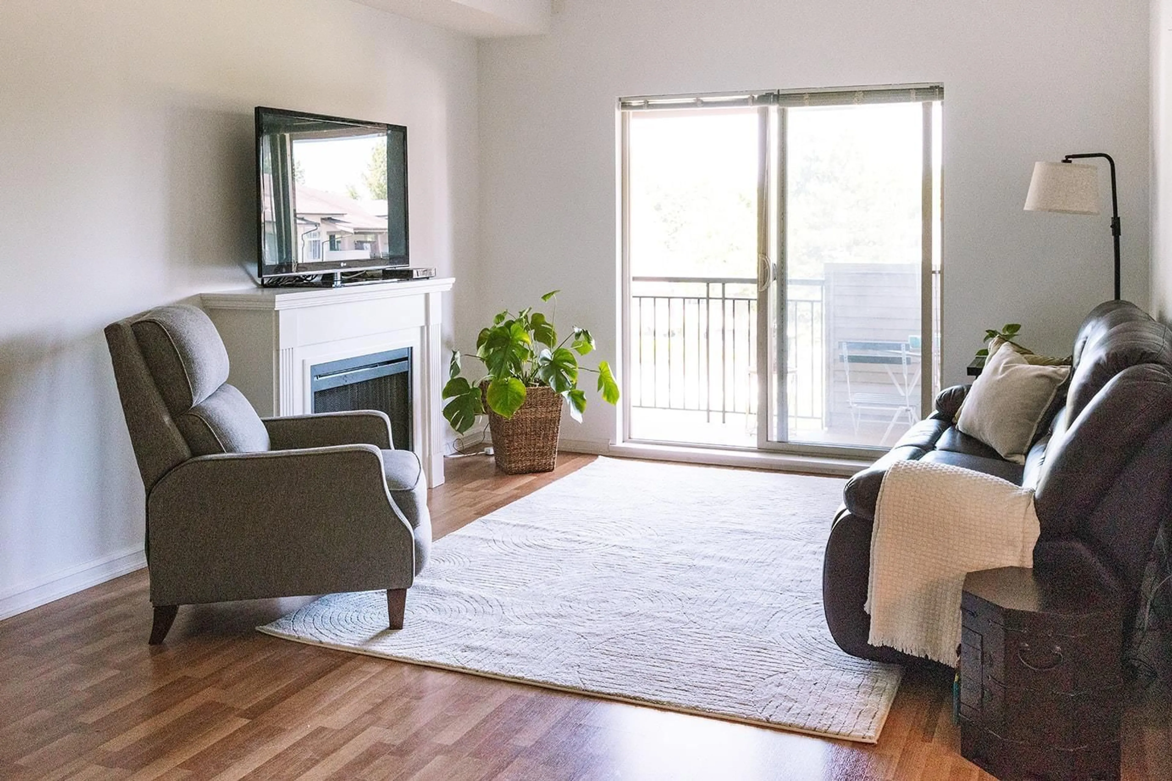 Living room with furniture, wood/laminate floor for 403 - 10088 148, Surrey British Columbia V3R3M9