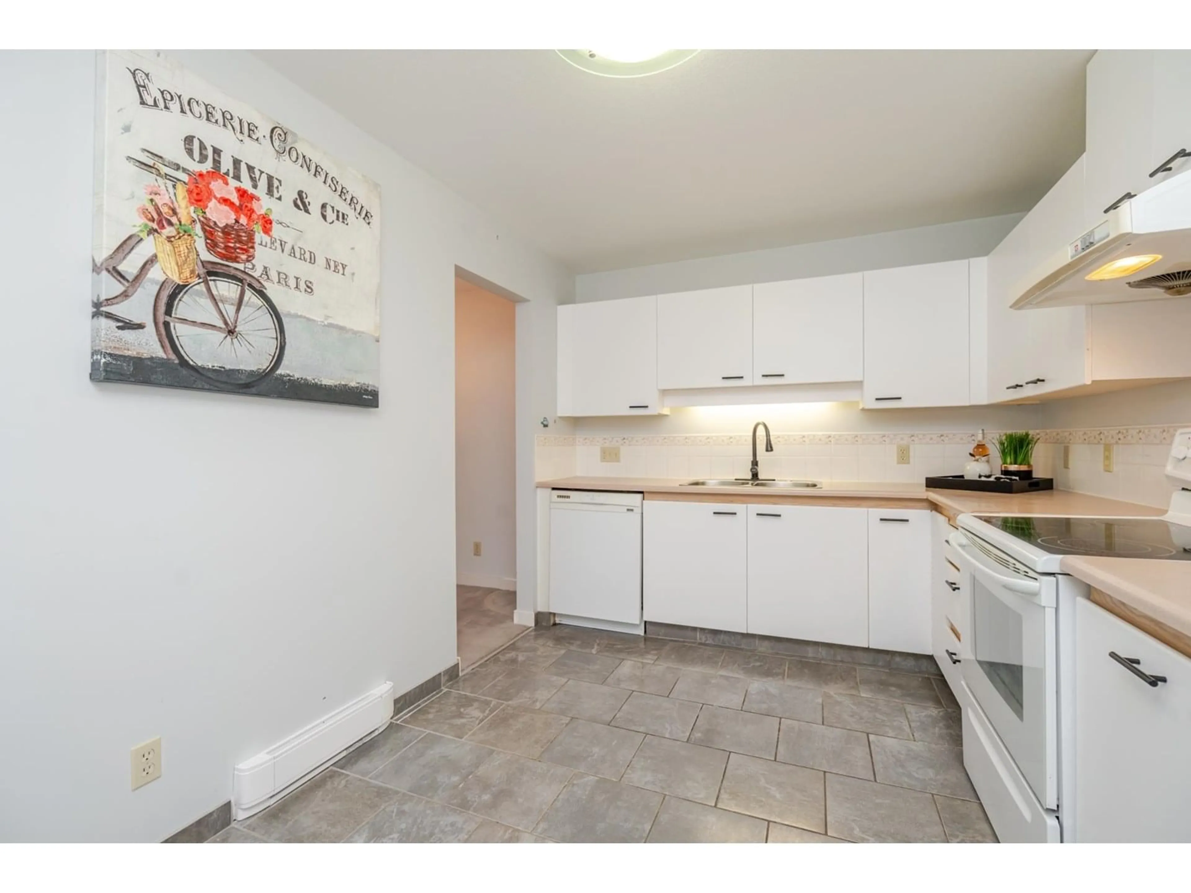 Standard kitchen, ceramic/tile floor for 304 - 1488 MERKLIN, White Rock British Columbia V4B4C3