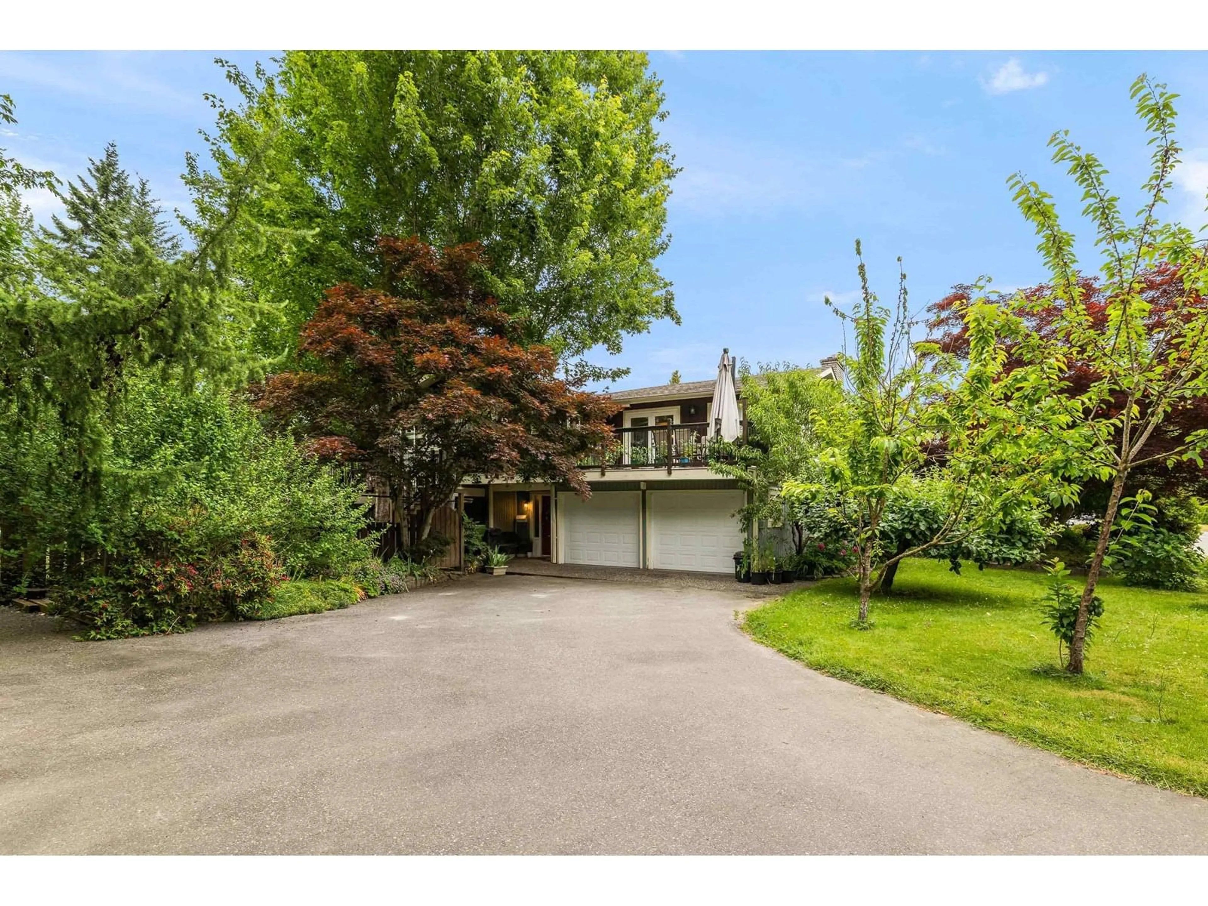 A pic from outside/outdoor area/front of a property/back of a property/a pic from drone, street for 34481 MERLIN, Abbotsford British Columbia V2S5K8