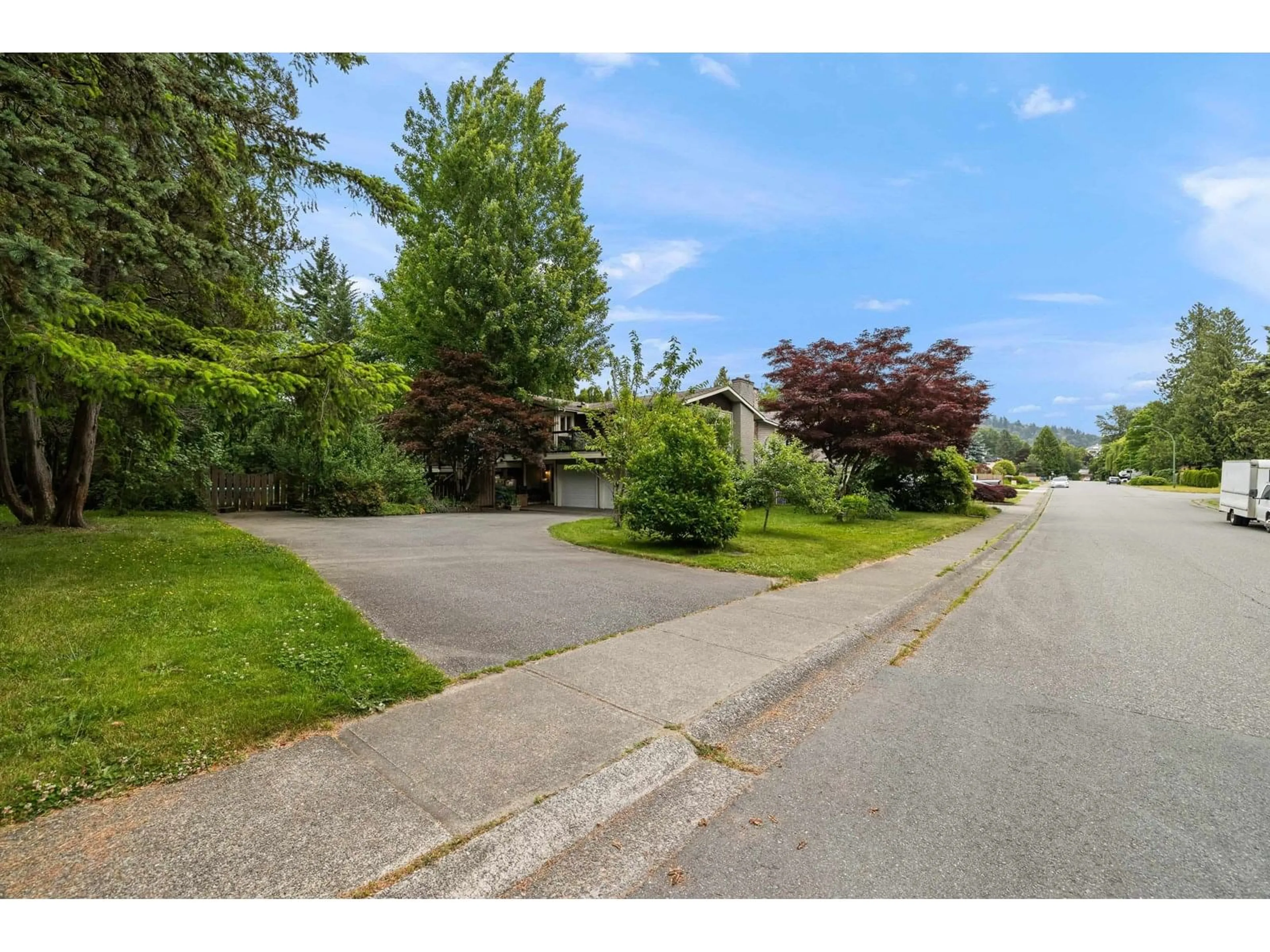 A pic from outside/outdoor area/front of a property/back of a property/a pic from drone, street for 34481 MERLIN, Abbotsford British Columbia V2S5K8