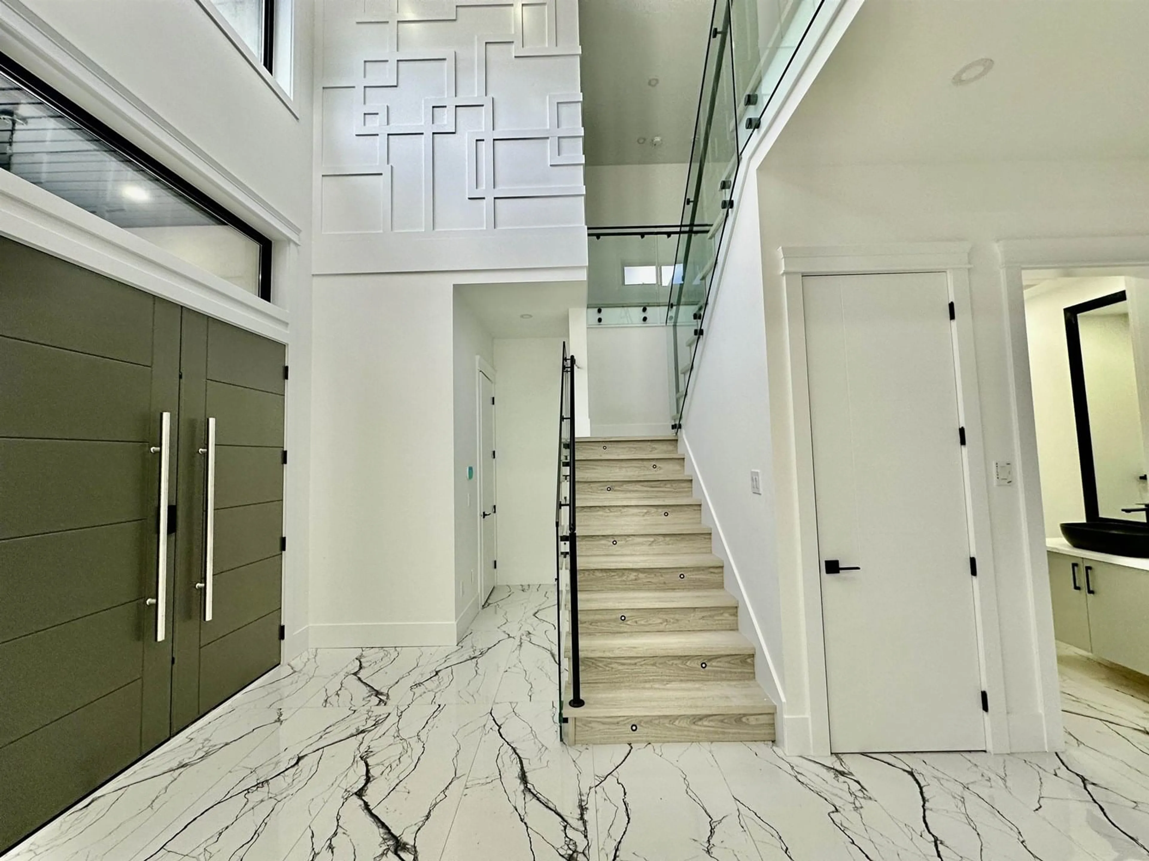 Indoor foyer for 12352 96, Surrey British Columbia V3V1W7