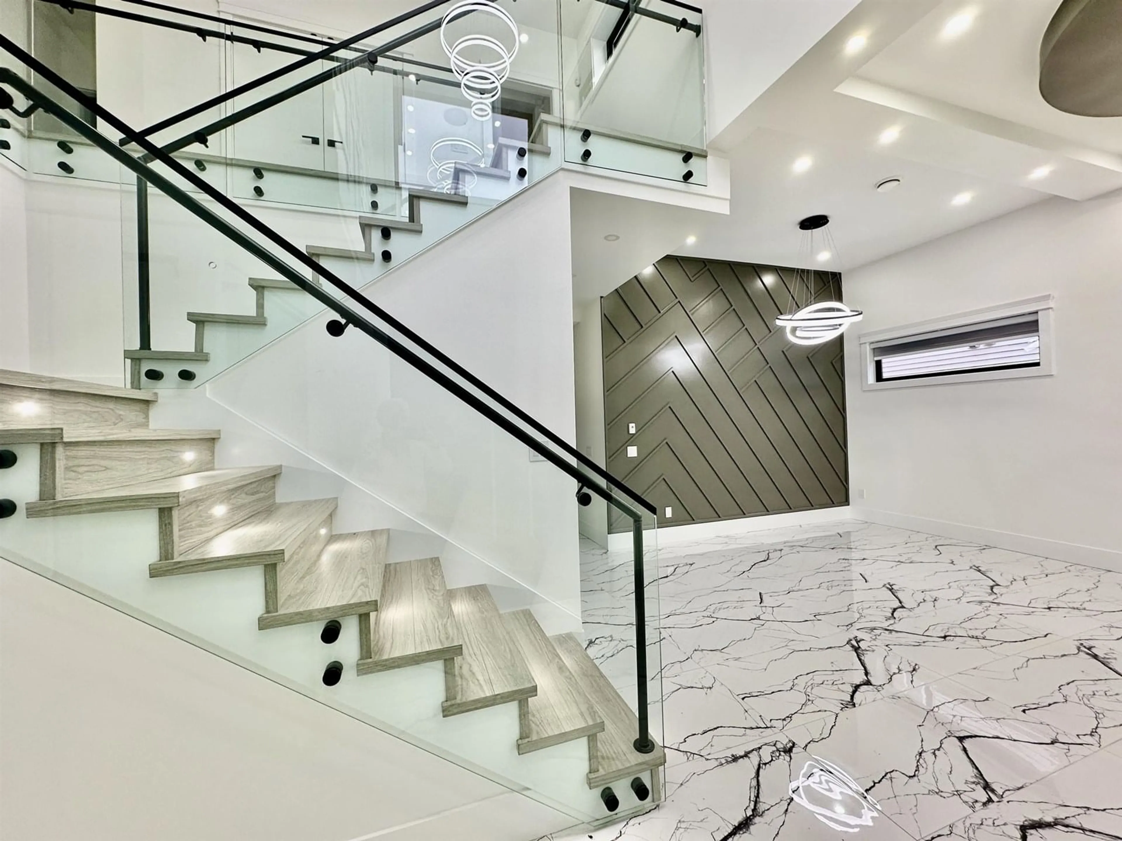 Indoor foyer for 12352 96, Surrey British Columbia V3V1W7