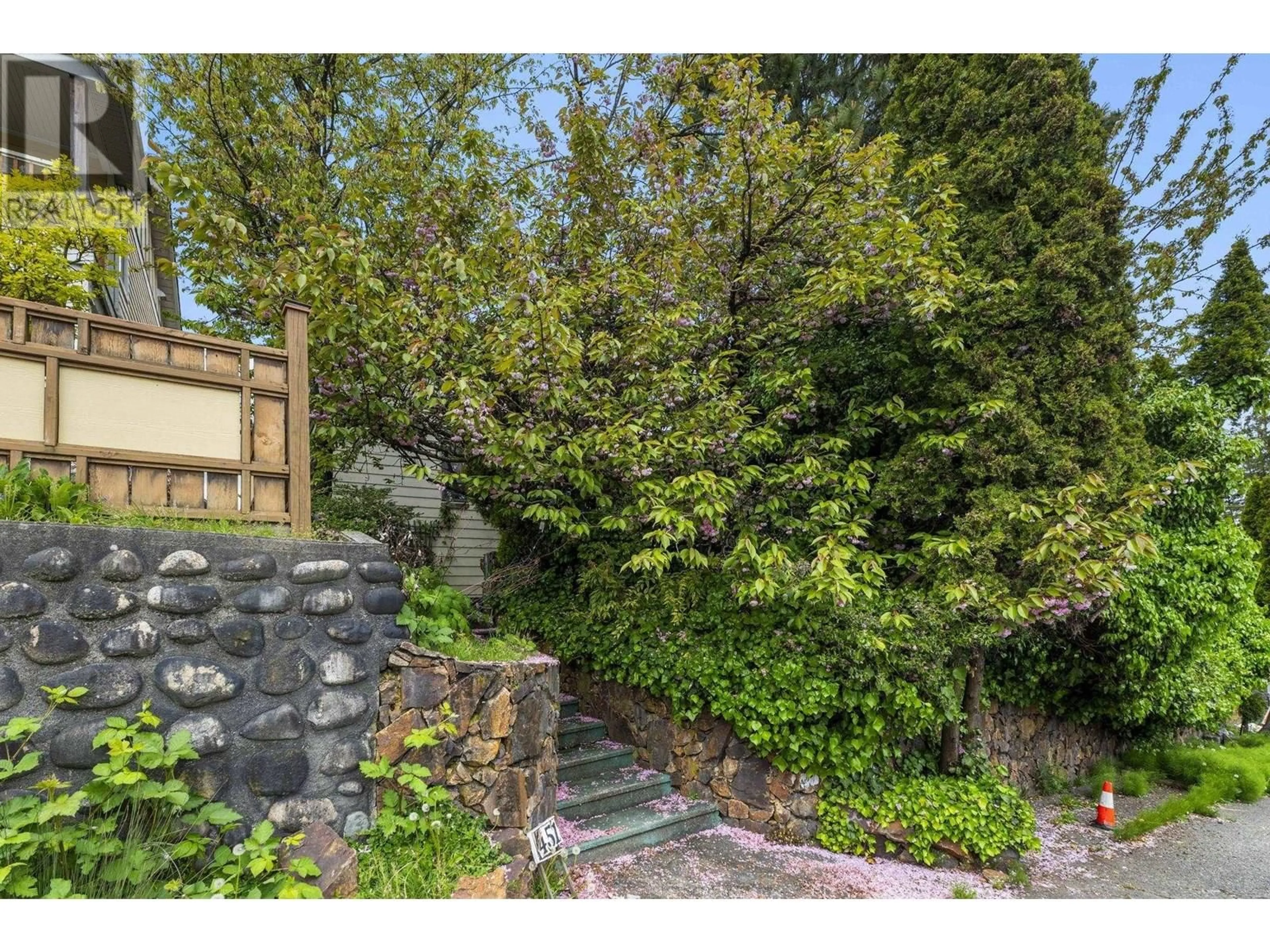Patio, unknown for 451 EIGHTH AVENUE, New Westminster British Columbia V3L4K9