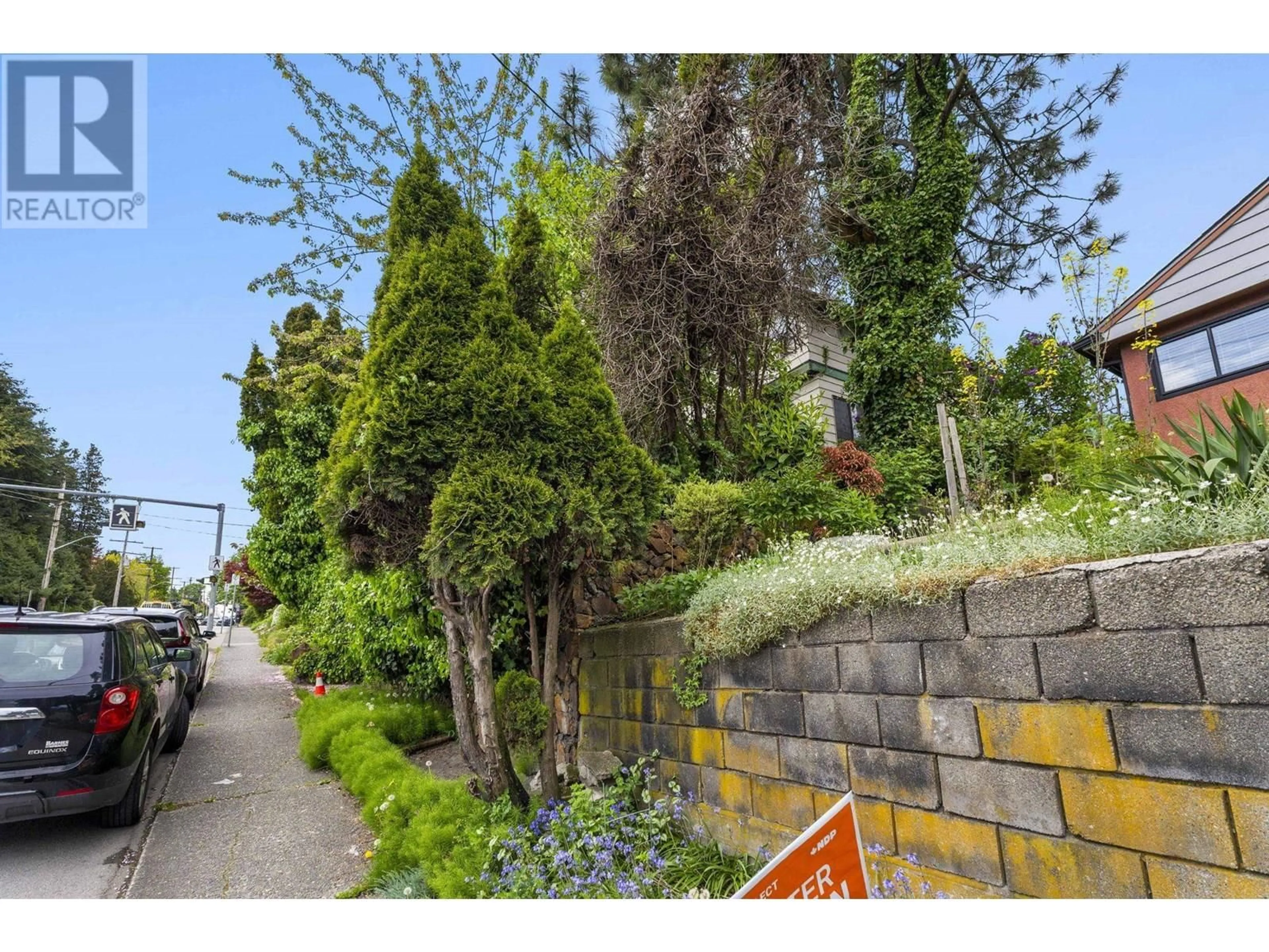 A pic from outside/outdoor area/front of a property/back of a property/a pic from drone, street for 451 EIGHTH AVENUE, New Westminster British Columbia V3L4K9