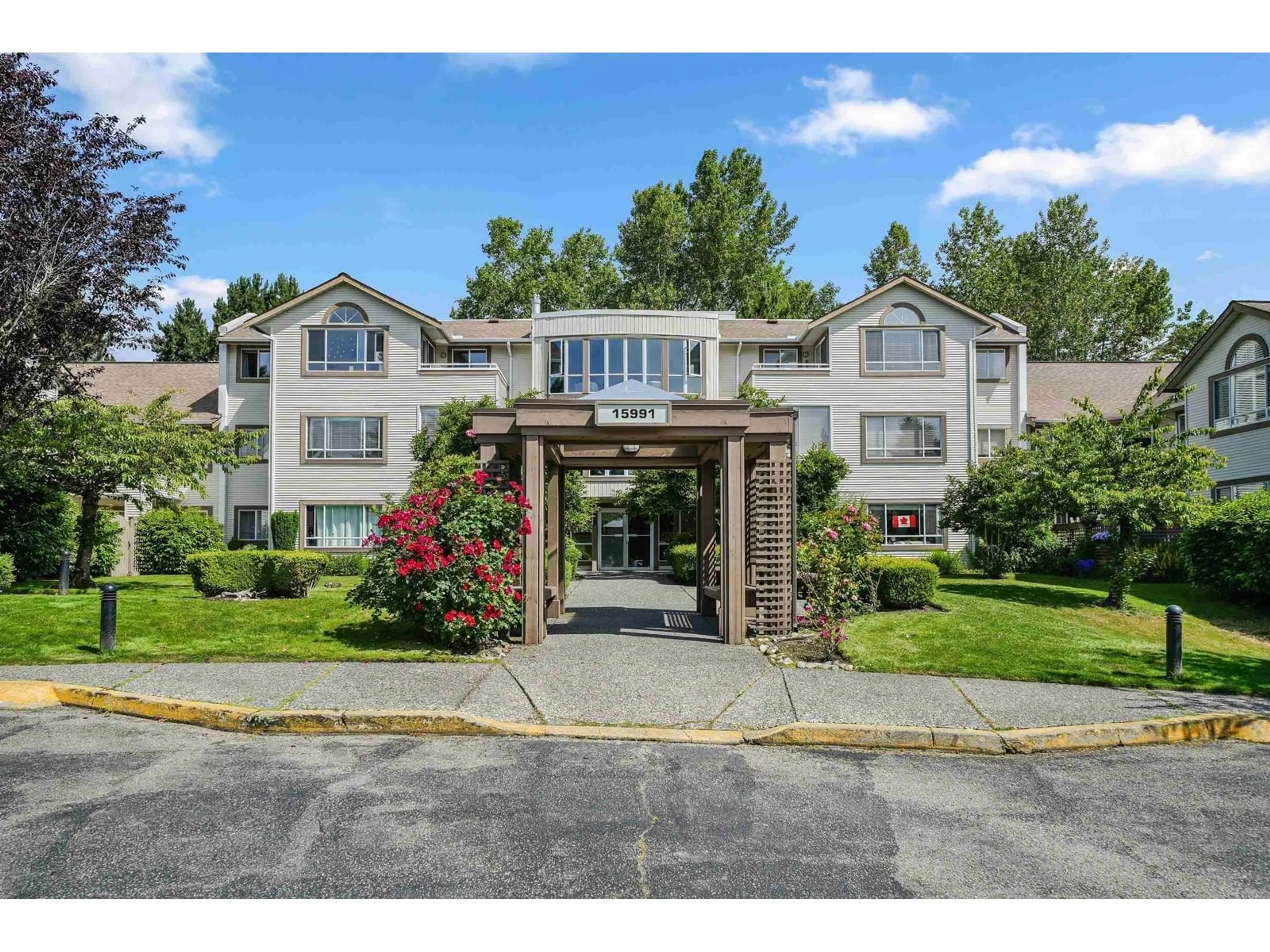 Indoor foyer for 209 - 15991 THRIFT, White Rock British Columbia V4B2M9