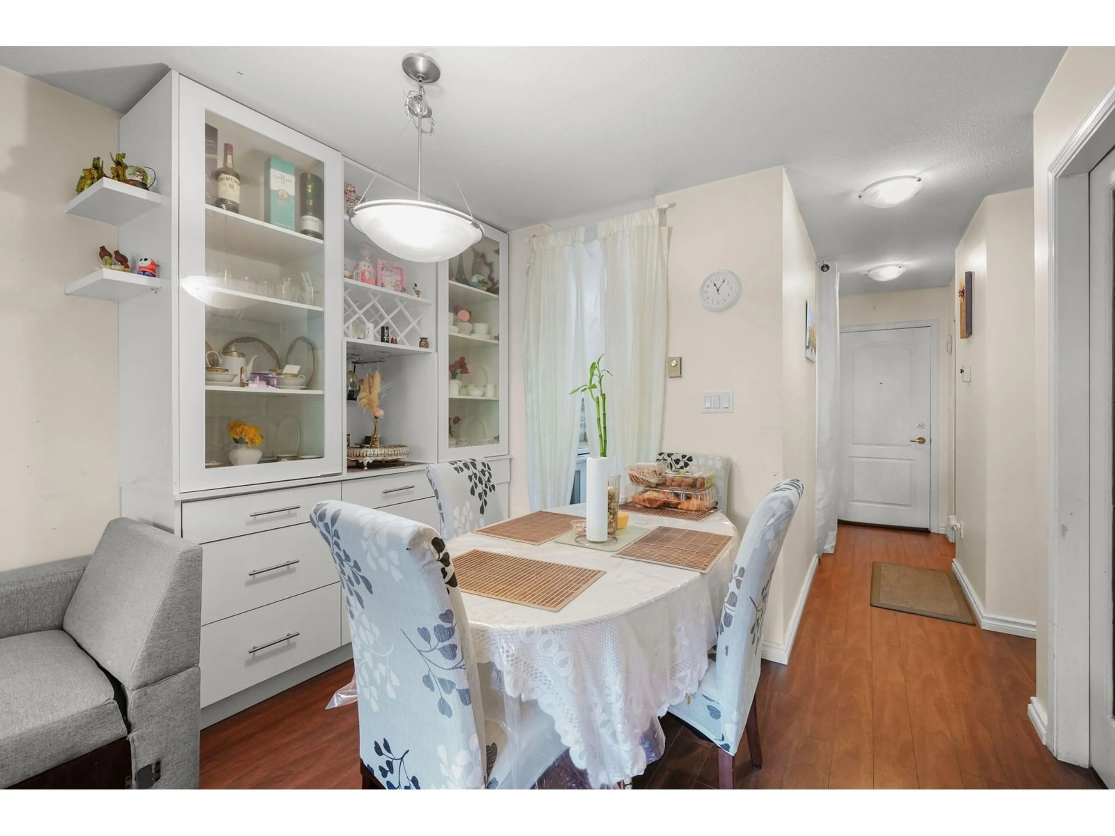 Dining room, wood/laminate floor for 209 - 15991 THRIFT, White Rock British Columbia V4B2M9
