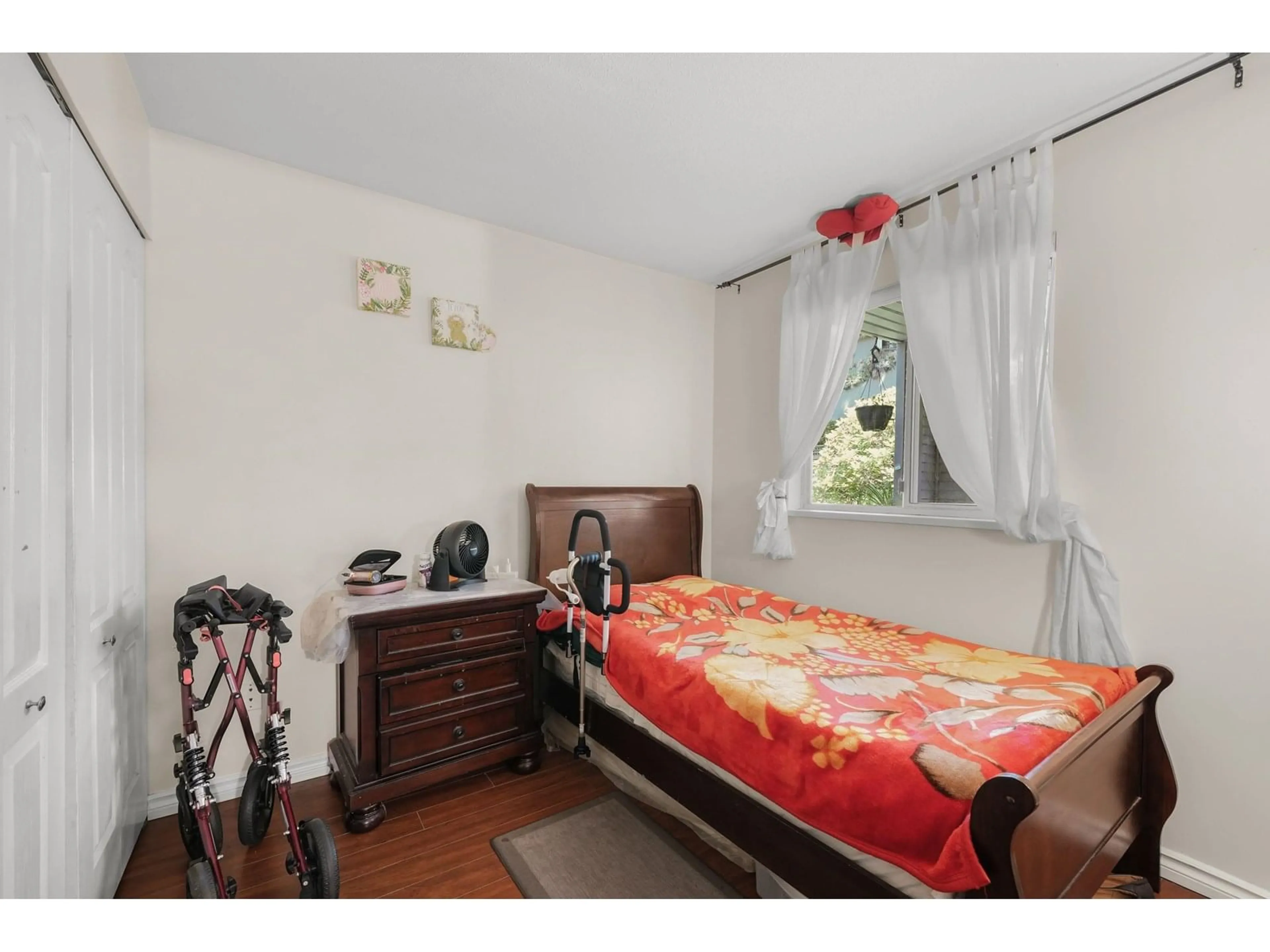 Bedroom with bed, wood/laminate floor for 209 - 15991 THRIFT, White Rock British Columbia V4B2M9