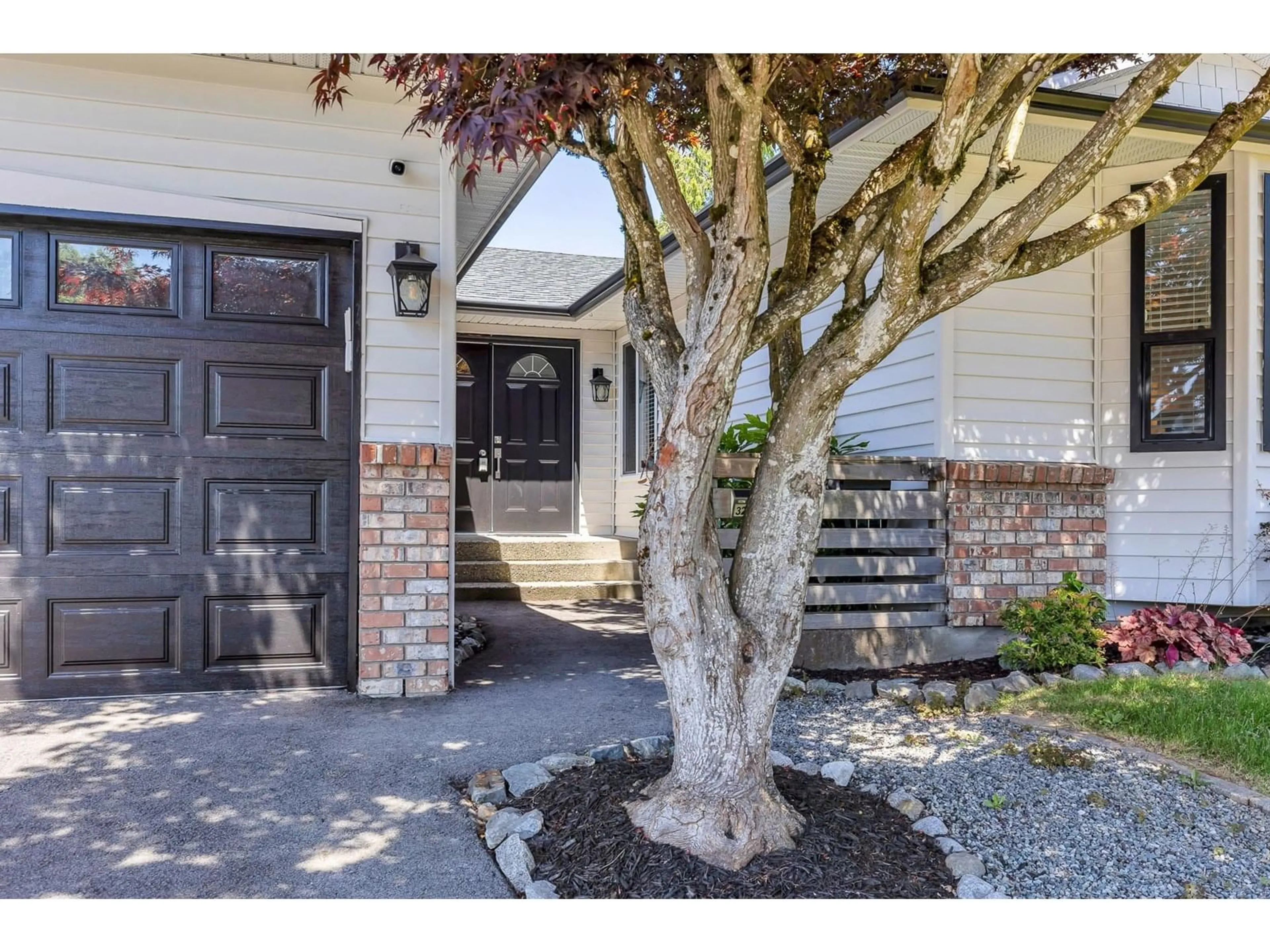 Indoor entryway for 32995 WHIDDEN, Mission British Columbia V2V6G4