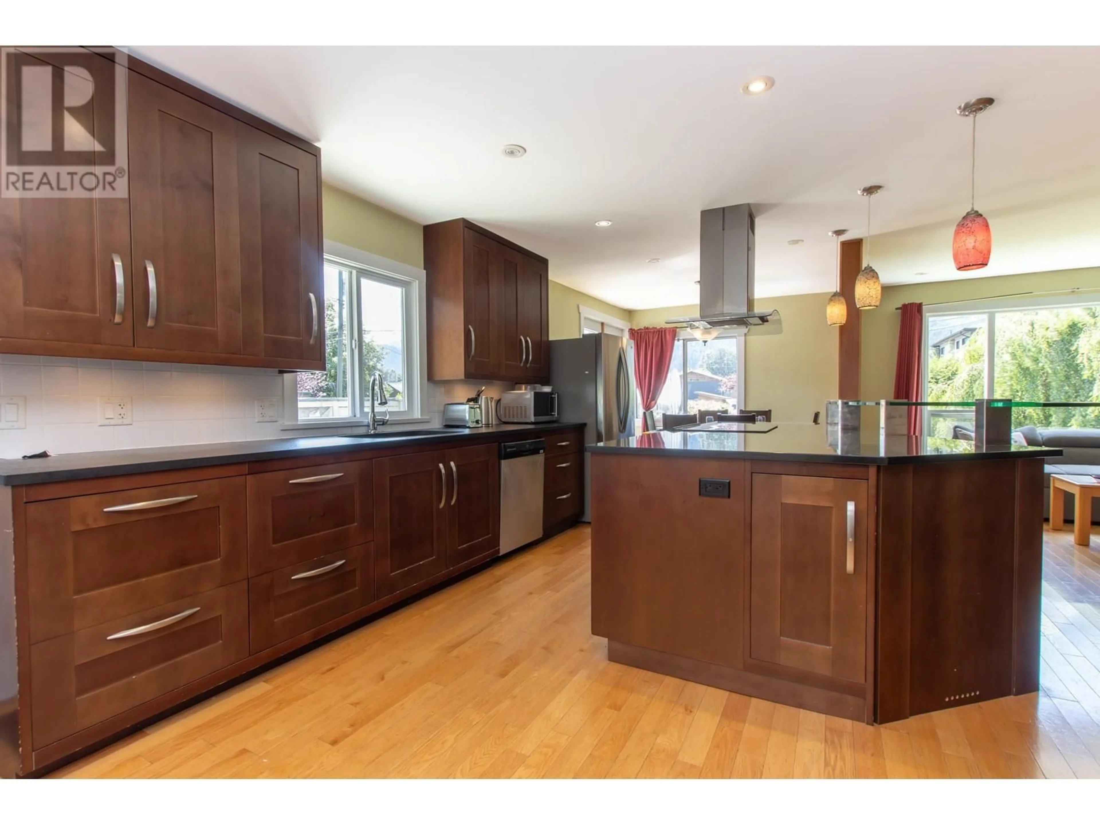 Open concept kitchen, wood/laminate floor for 38874 BRITANNIA AVENUE, Squamish British Columbia V8B0A7