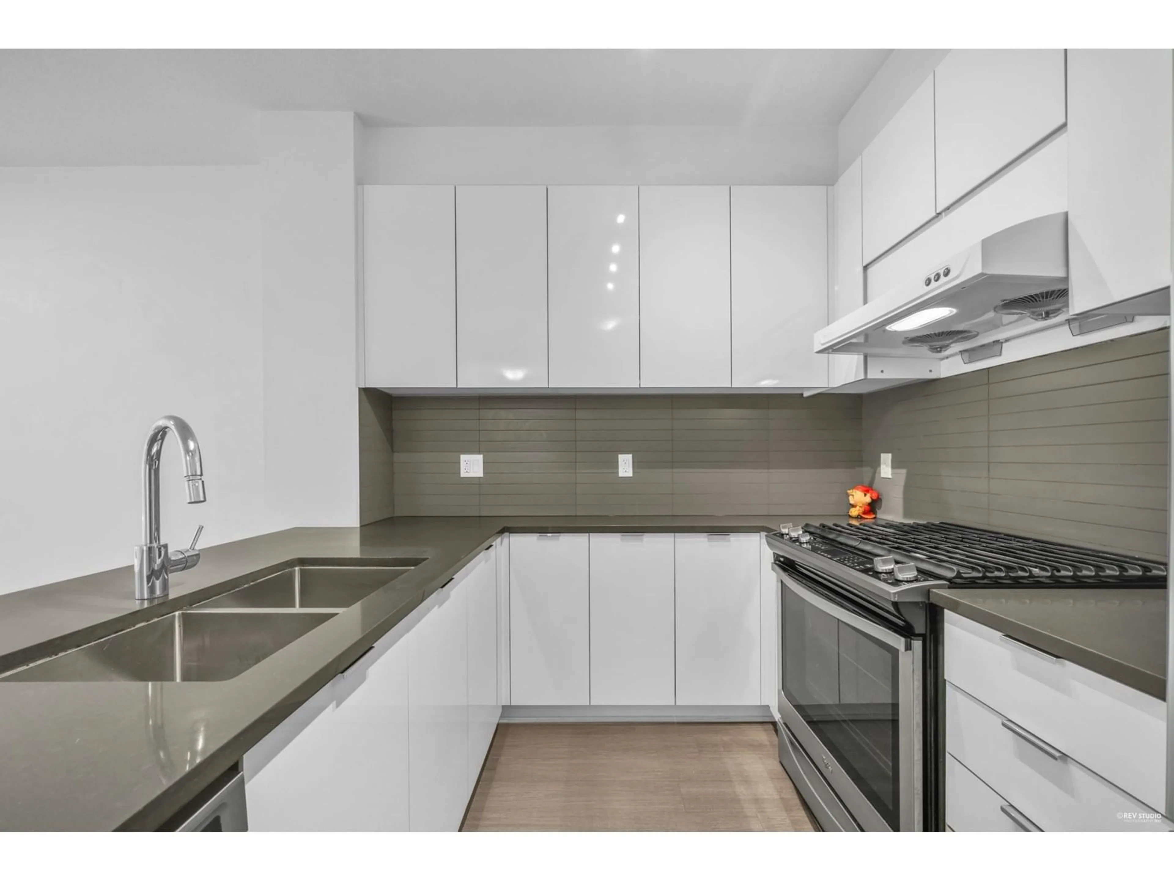 Standard kitchen, unknown for 120 - 15137 33, Surrey British Columbia V3Z0Y1