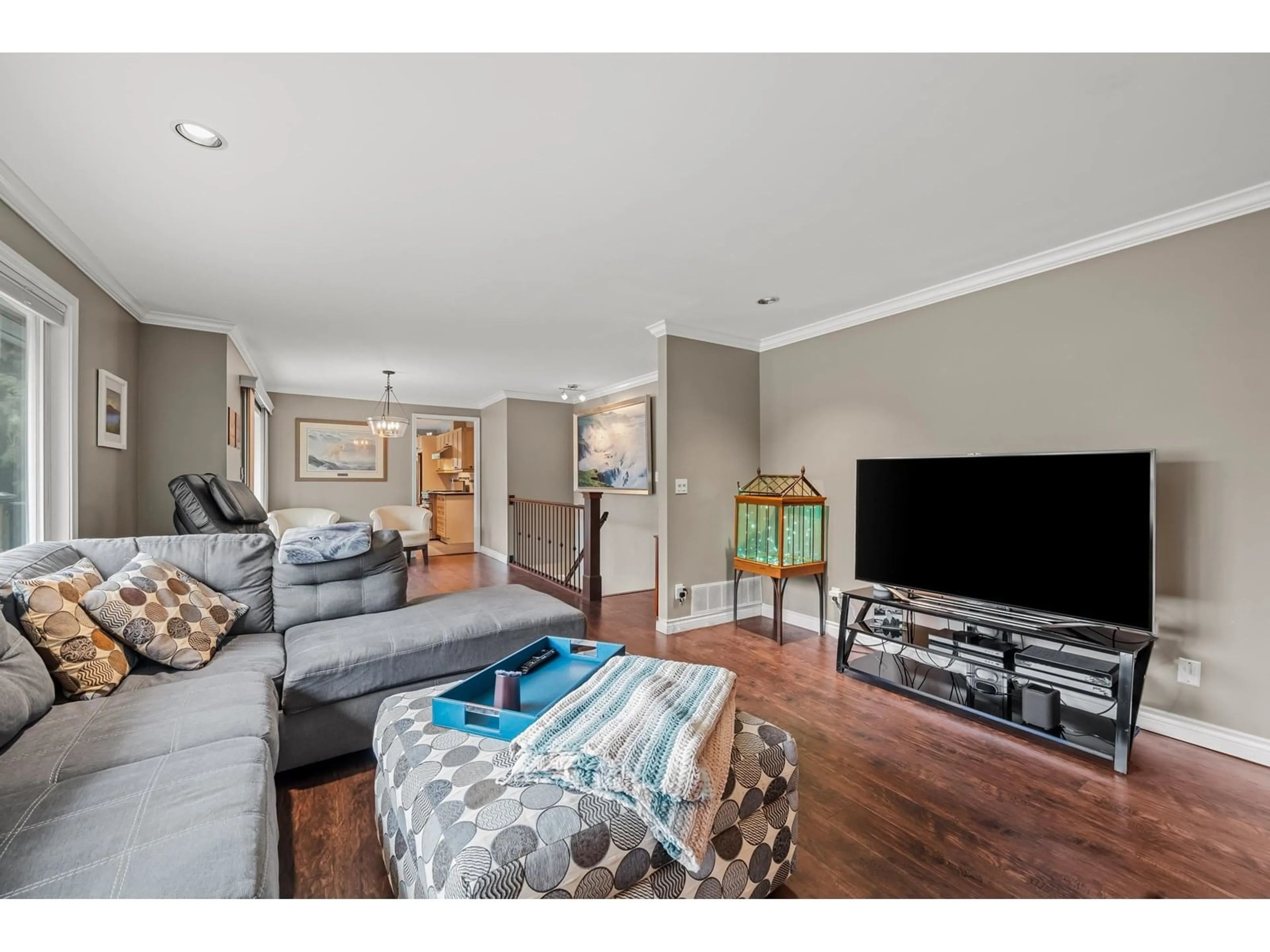 Living room with furniture, wood/laminate floor for 20900 45A, Langley British Columbia V3A3G5