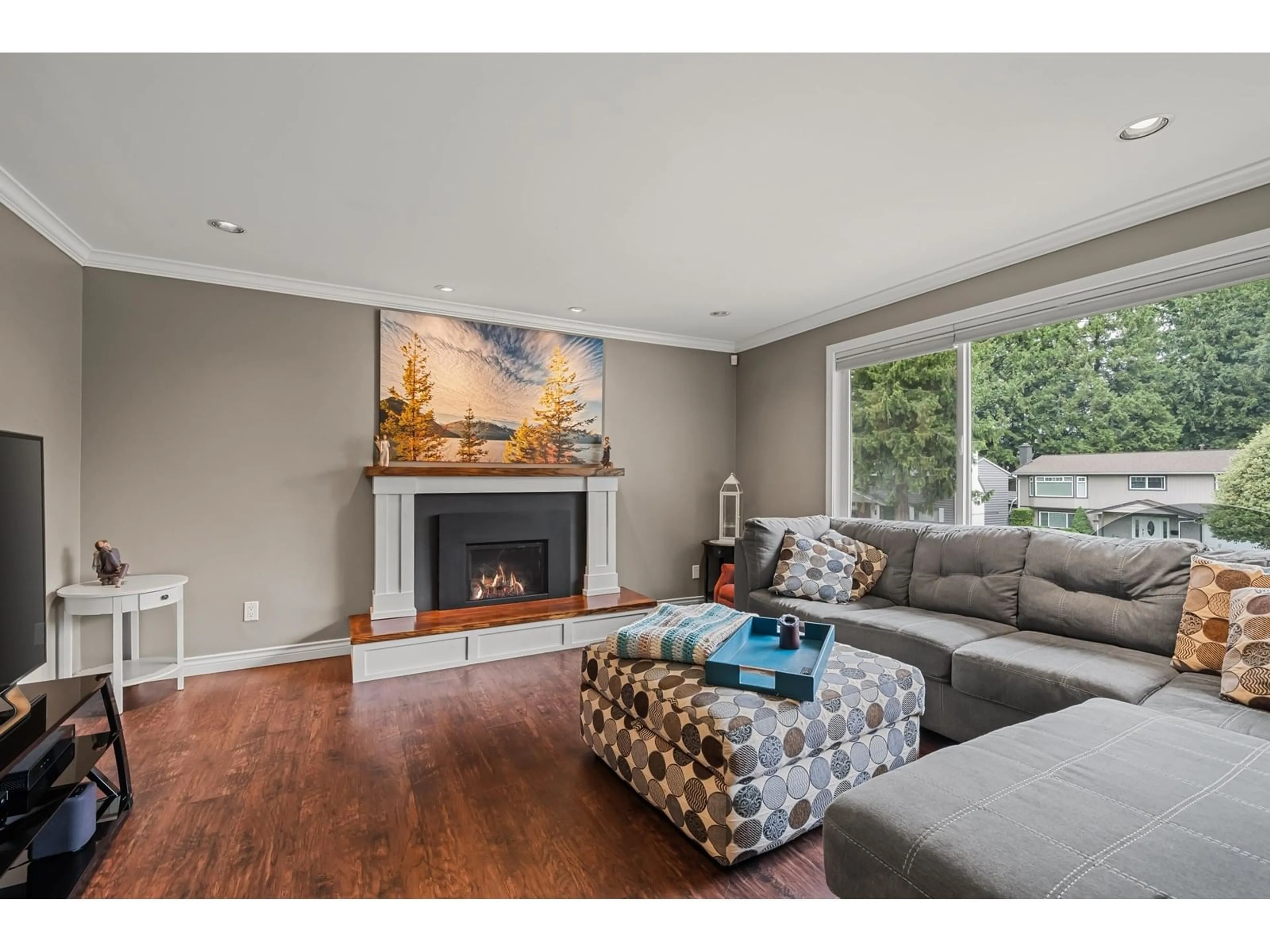 Living room with furniture, wood/laminate floor for 20900 45A, Langley British Columbia V3A3G5