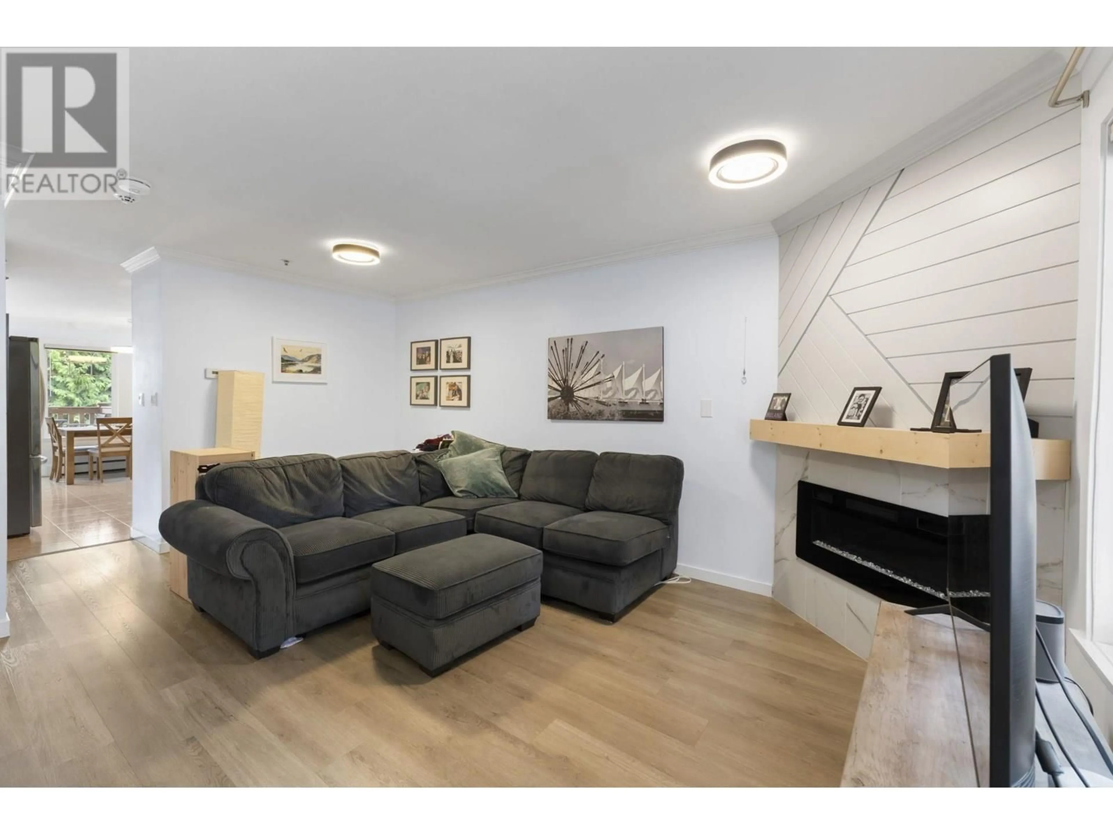Living room with furniture, wood/laminate floor for 1 - 1222 CAMERON STREET, New Westminster British Columbia V3M1W6
