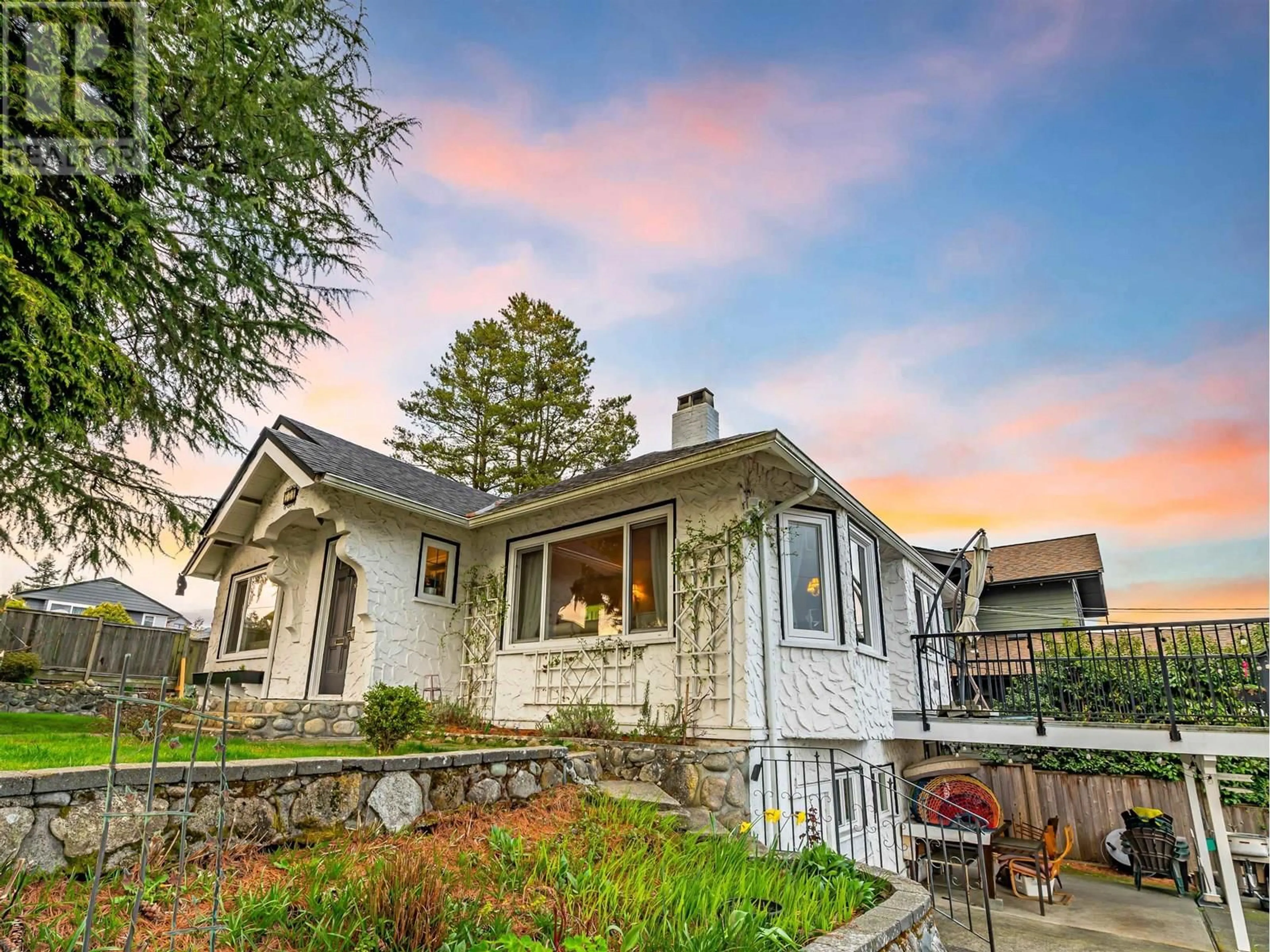 Home with vinyl exterior material, street for 550 SUTHERLAND AVENUE, North Vancouver British Columbia V7L3Z3