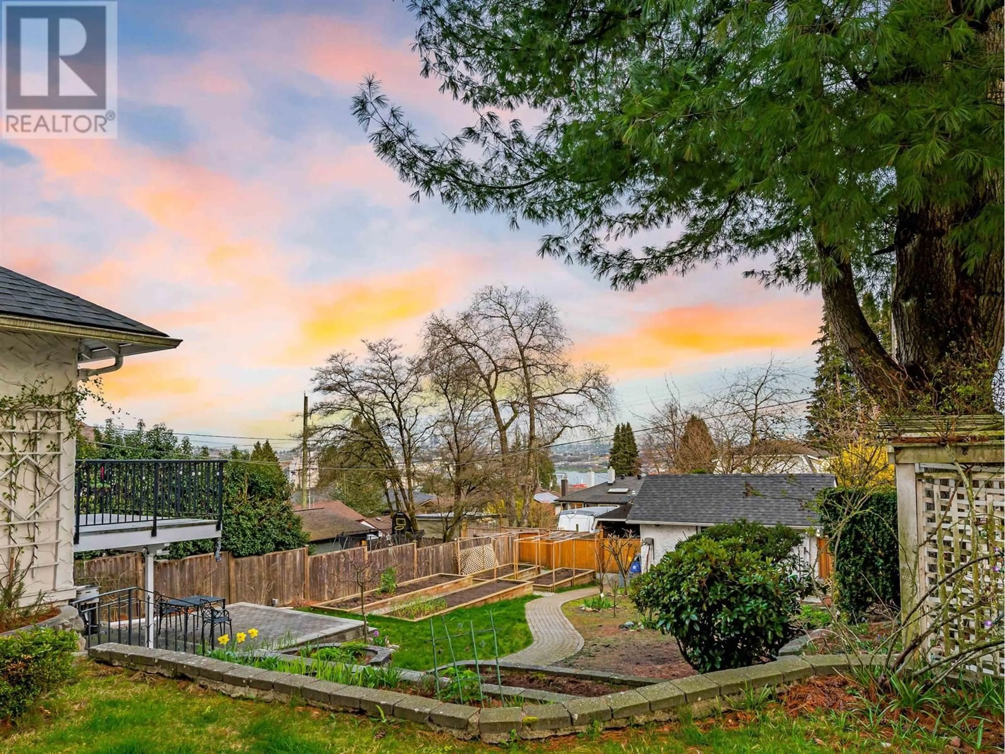 A pic from outside/outdoor area/front of a property/back of a property/a pic from drone, mountain view for 550 SUTHERLAND AVENUE, North Vancouver British Columbia V7L3Z3