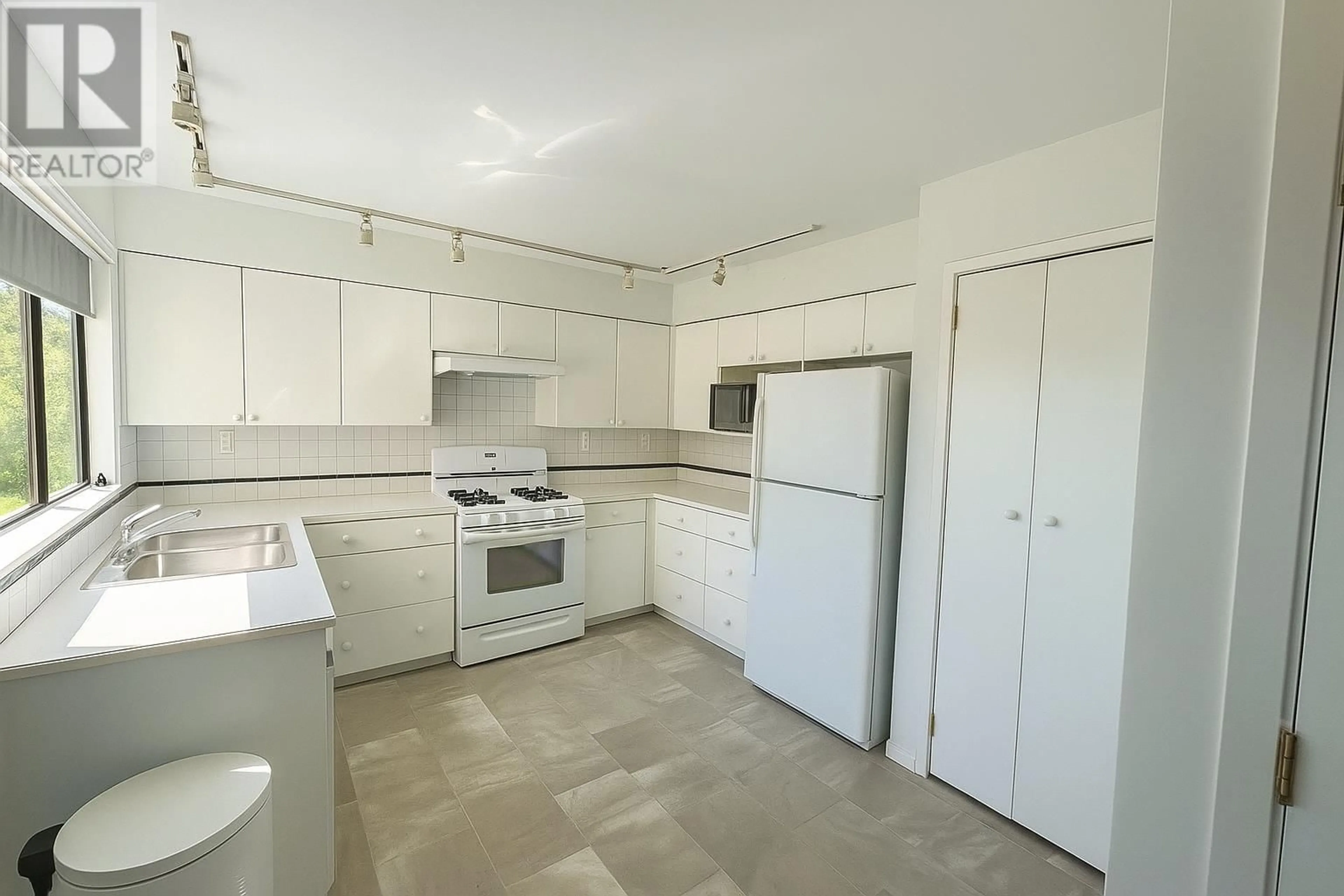 Standard kitchen, unknown for 2364 MARINE DRIVE, West Vancouver British Columbia V7V1K8