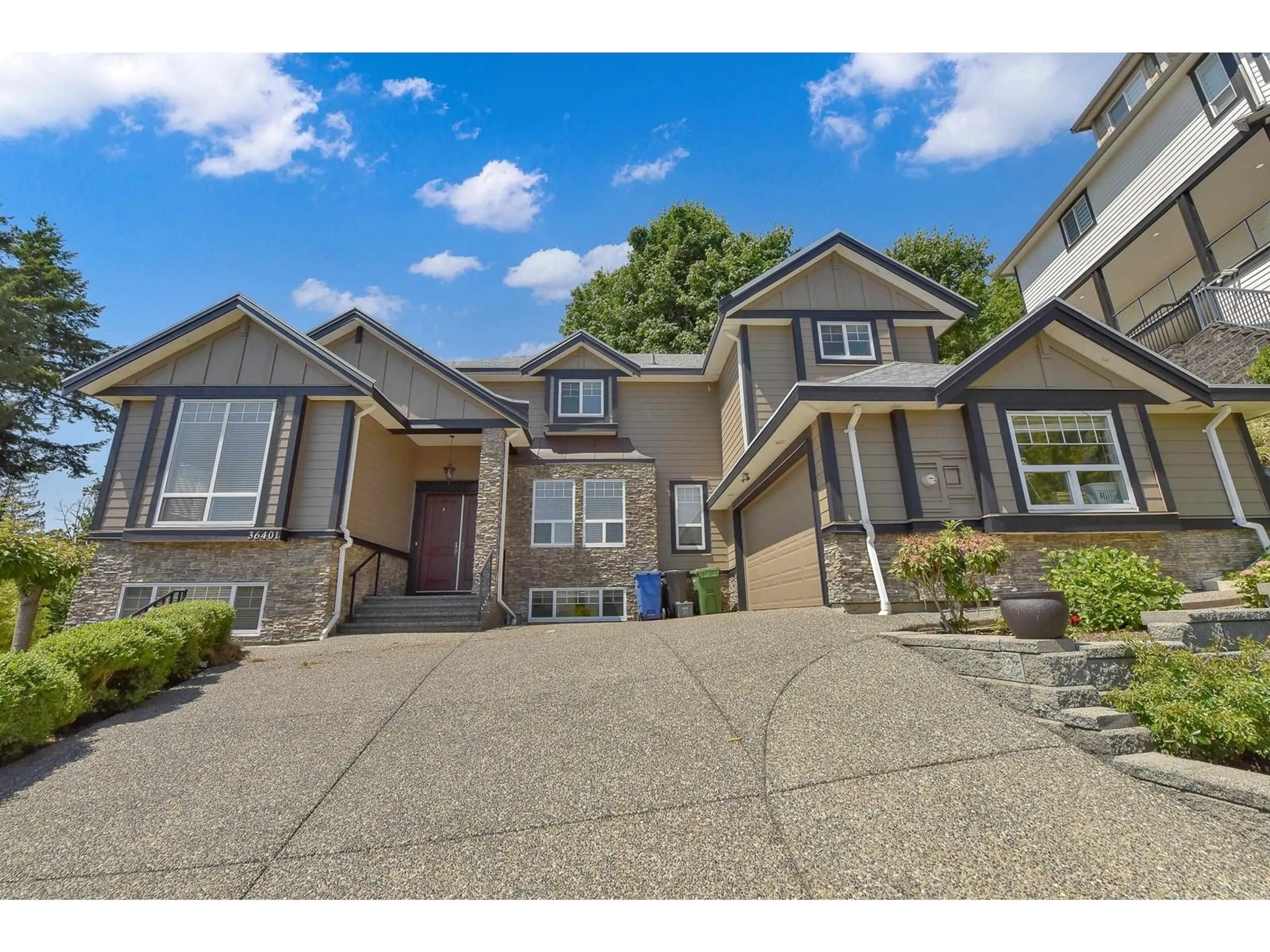 Home with vinyl exterior material, street for 36401 CARDIFF, Abbotsford British Columbia V3G3G4