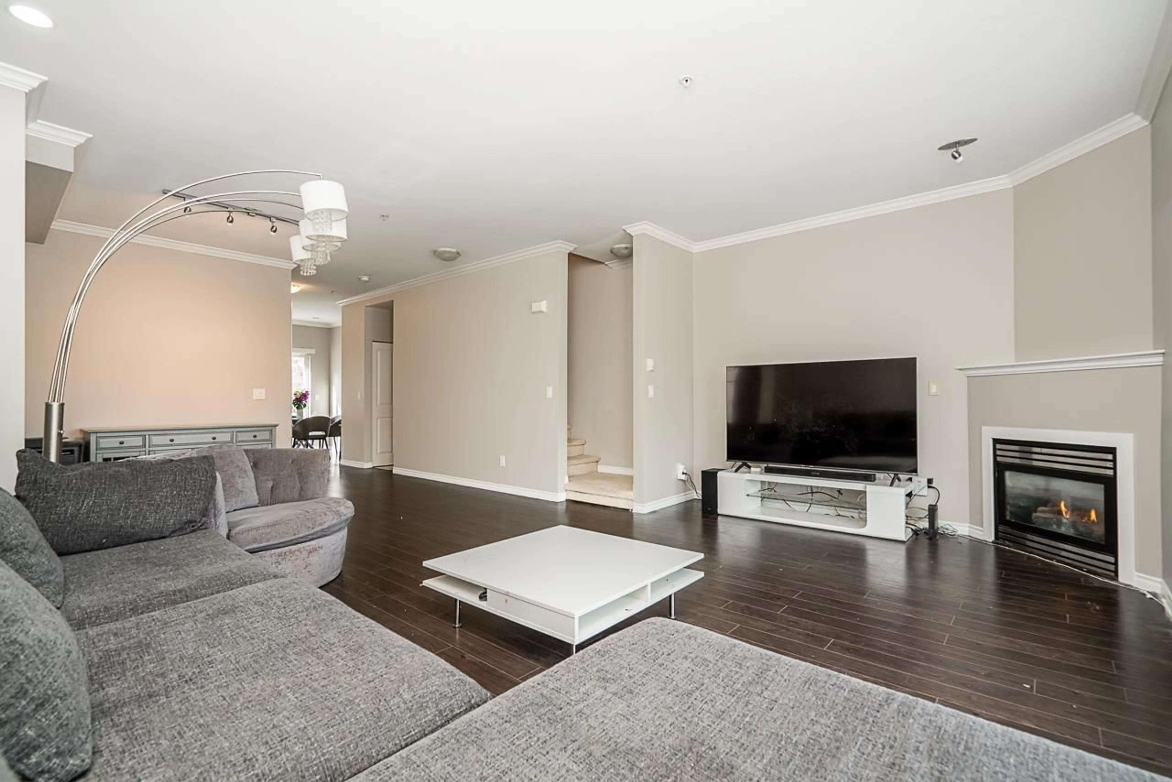 Living room with furniture, unknown for 30 - 21535 88, Langley British Columbia V1M4E5