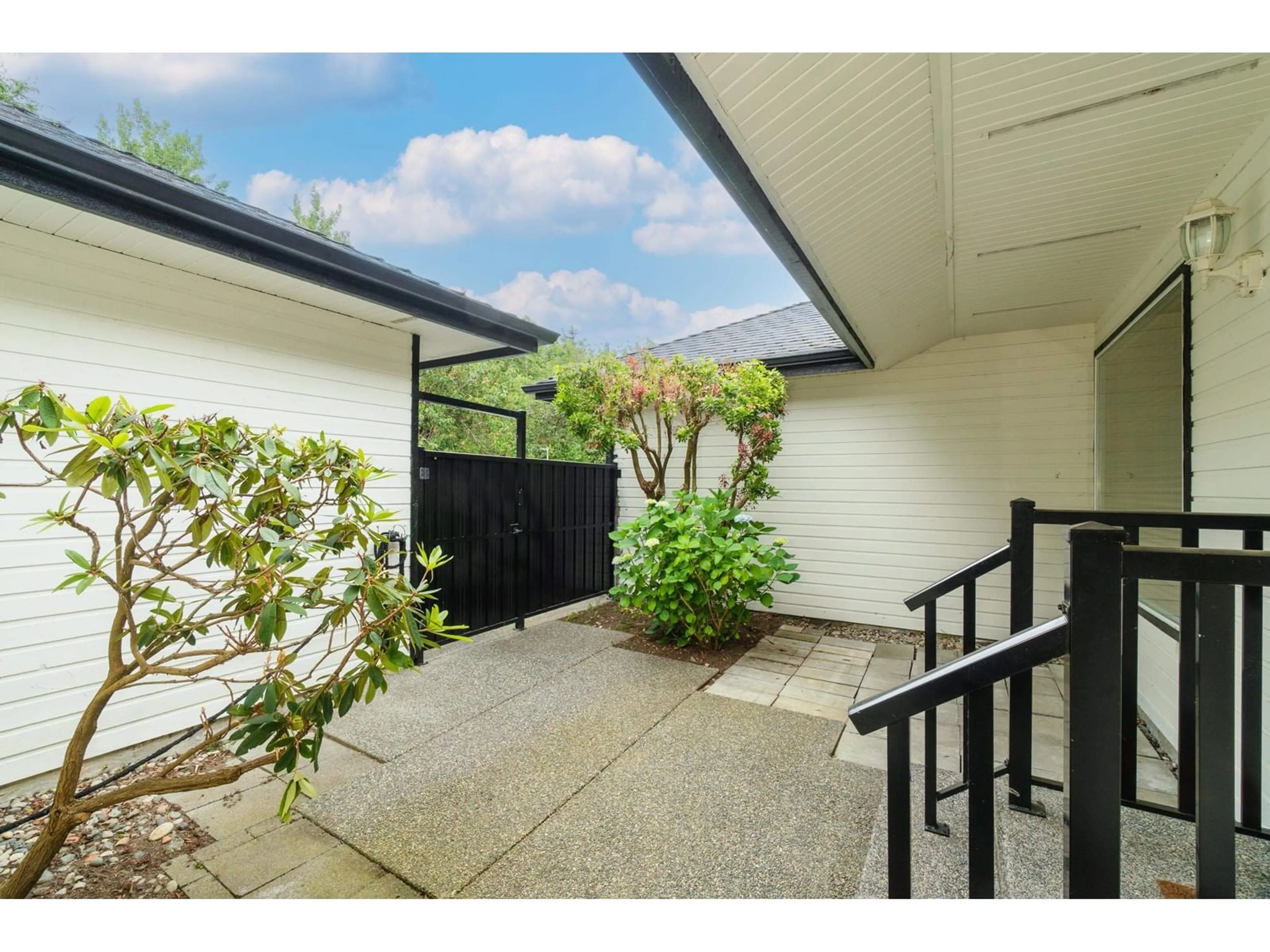 Patio, street for 14098 20, Surrey British Columbia V4A8P8