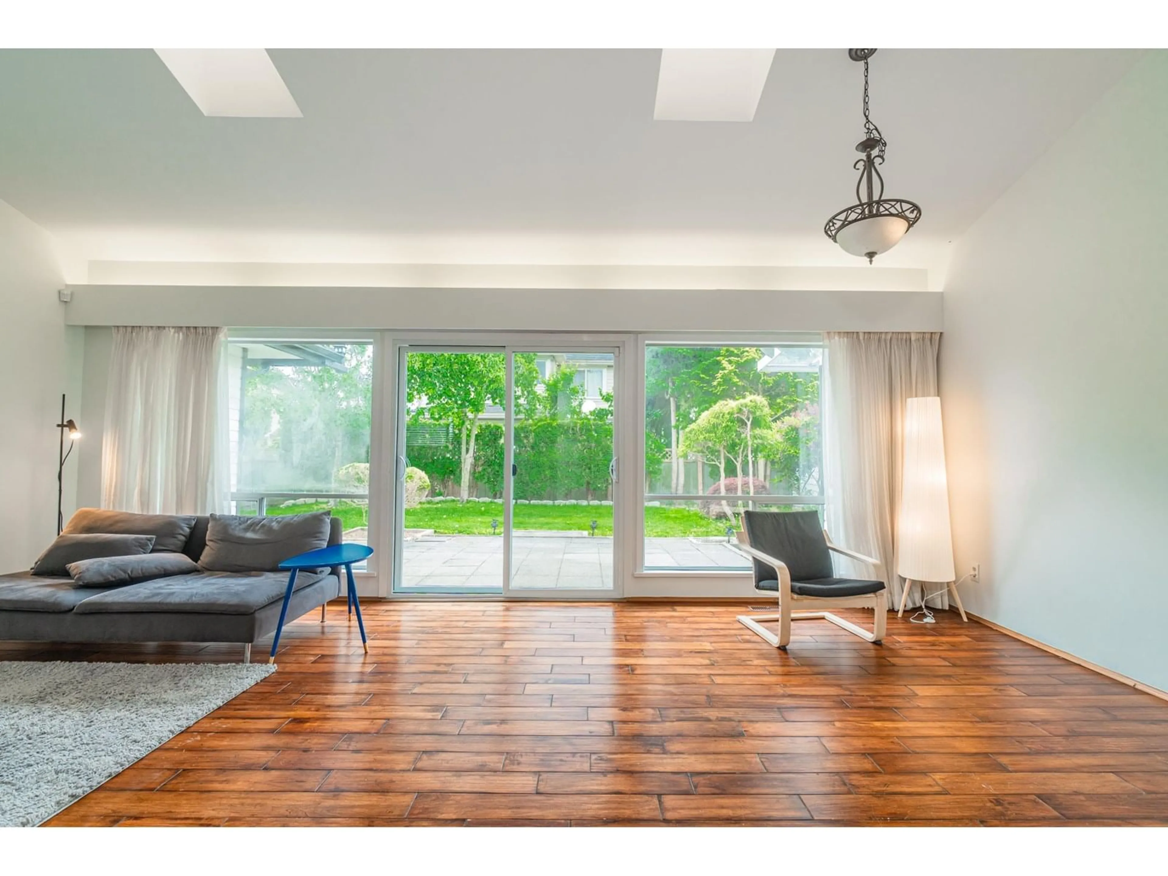 Living room with furniture, wood/laminate floor for 14098 20, Surrey British Columbia V4A8P8